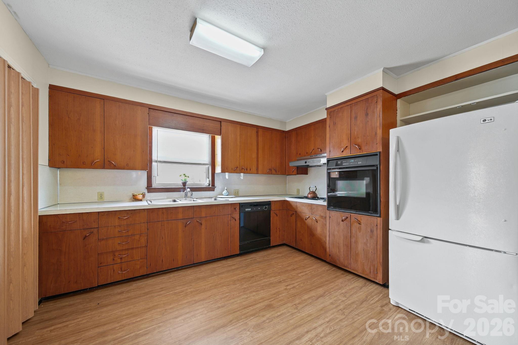 701 E Oakwood Avenue Property Photo 9