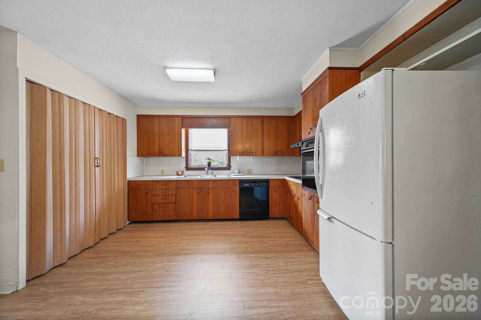 701 E Oakwood Avenue Property Photo 10