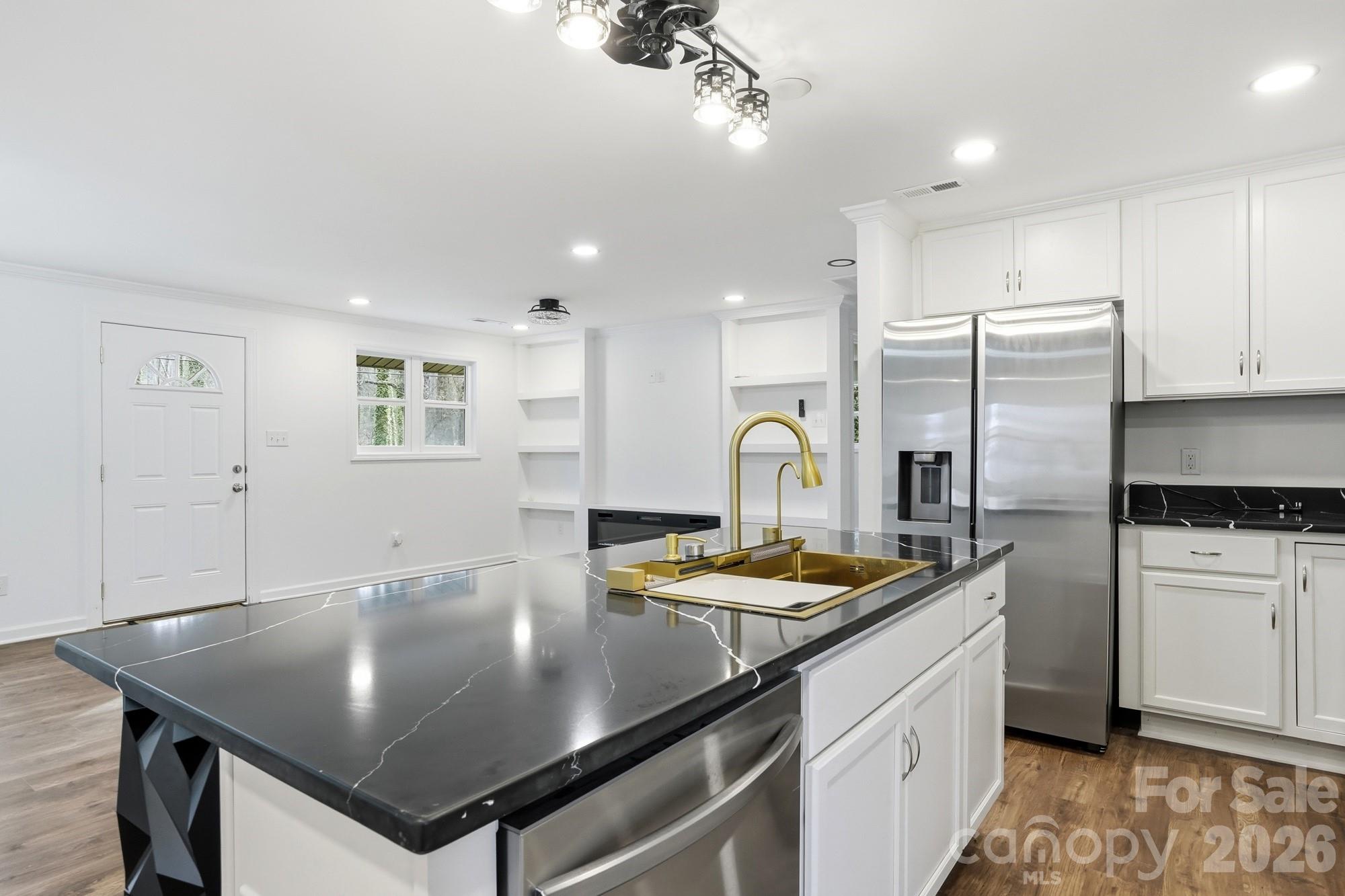 704 W Border Street Property Photo 6
