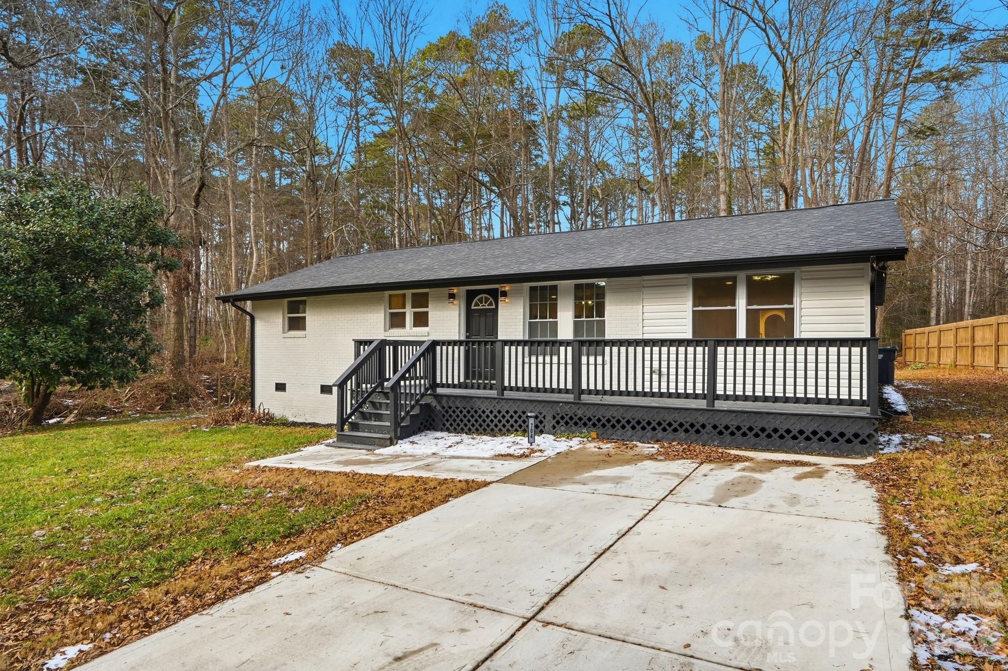 704 W Border Street Property Photo 11