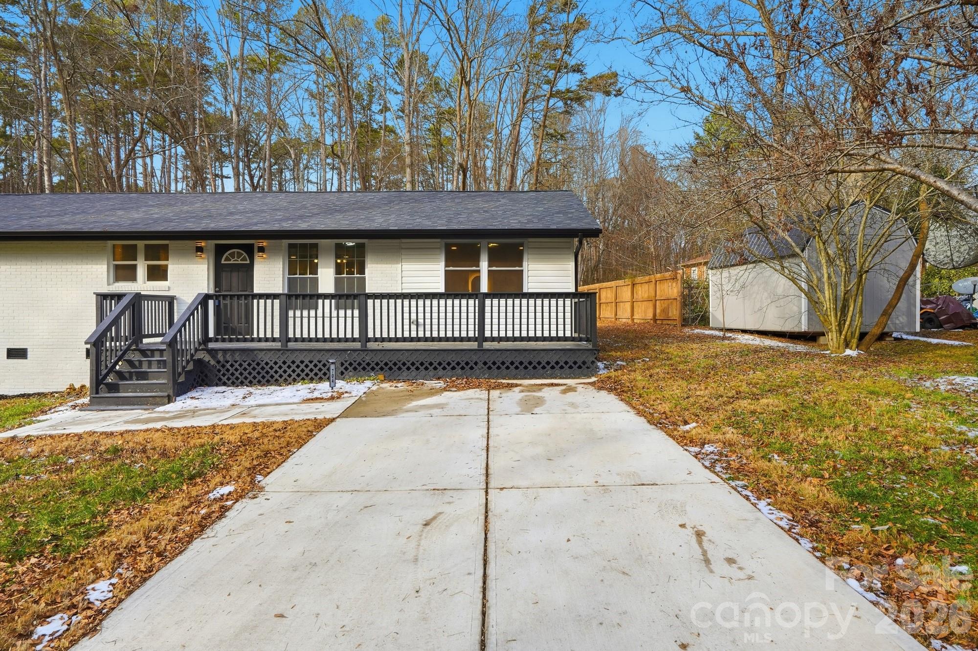 704 W Border Street Property Photo 12