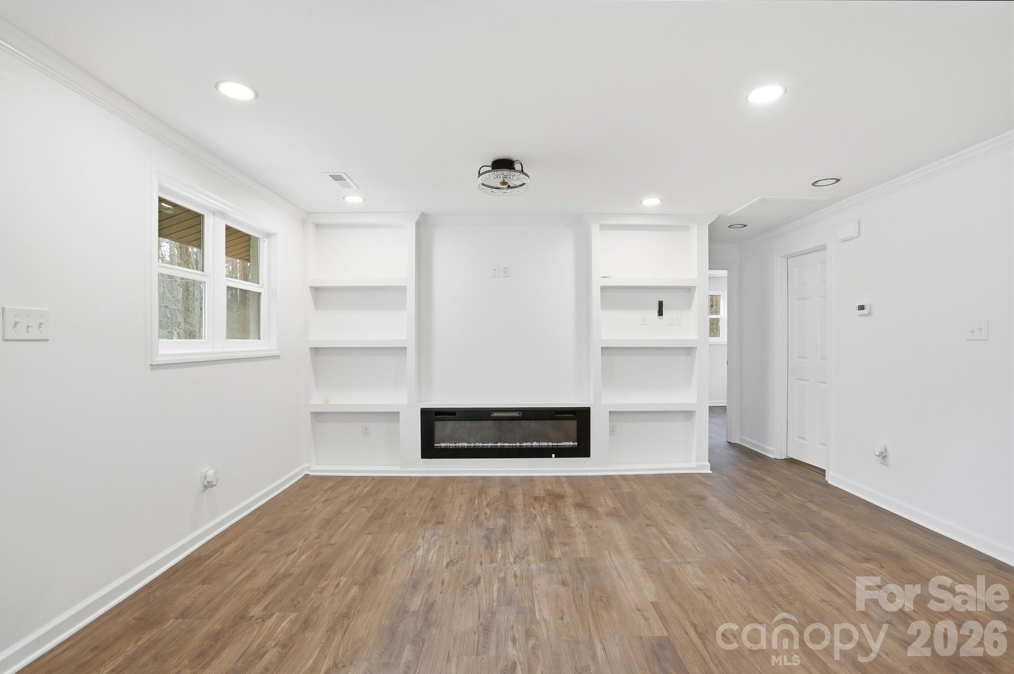 704 W Border Street Property Photo 23