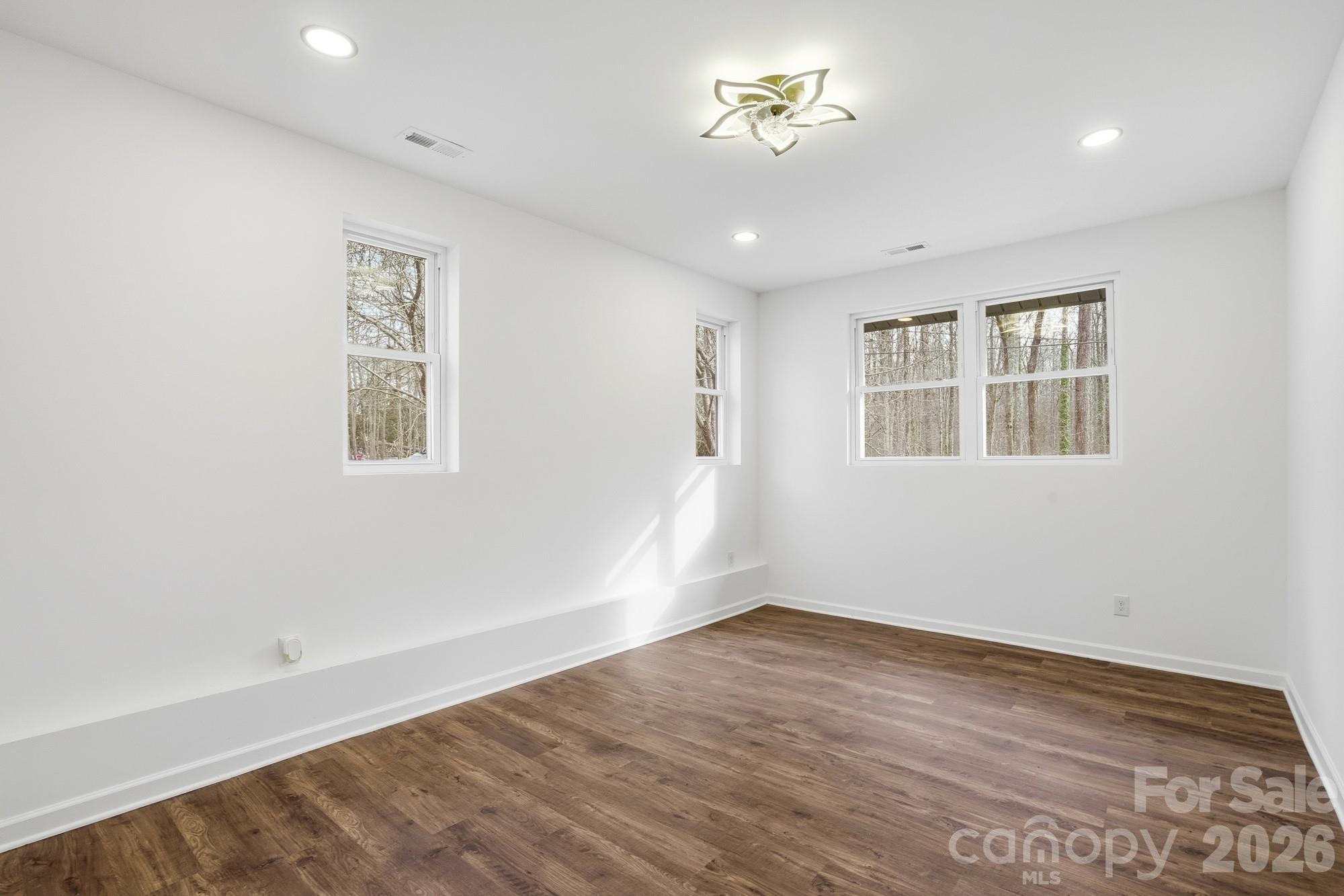 704 W Border Street Property Photo 28
