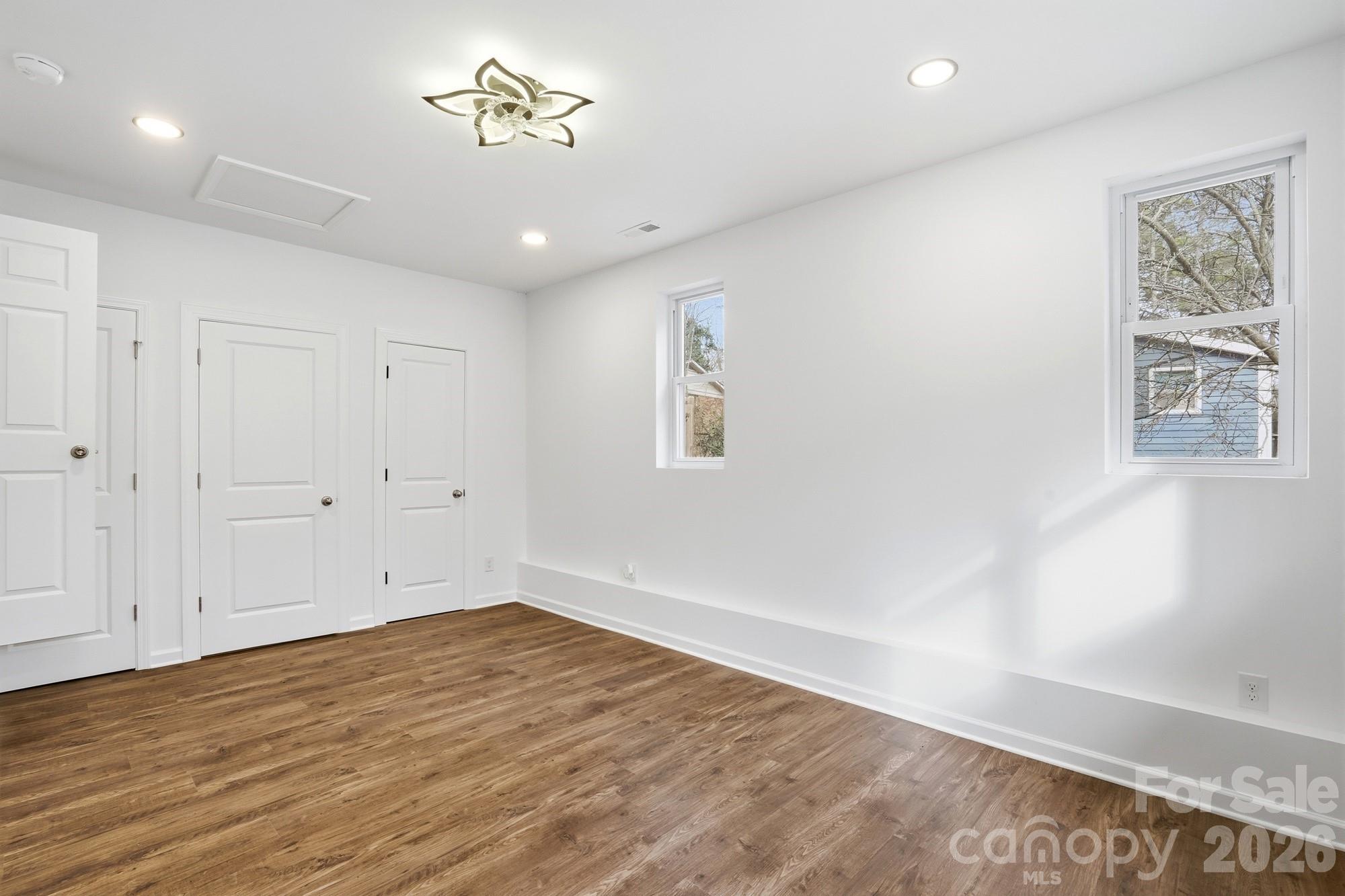 704 W Border Street Property Photo 29