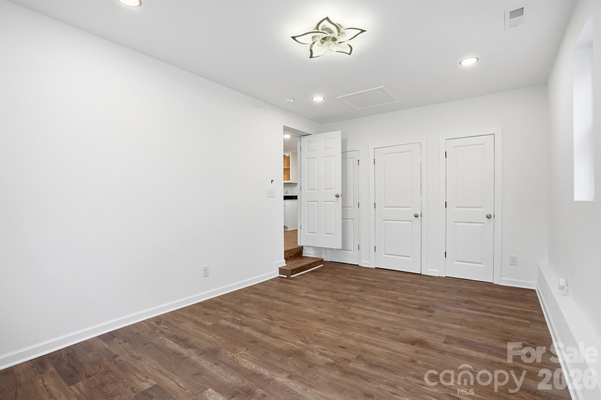 704 W Border Street Property Photo 30