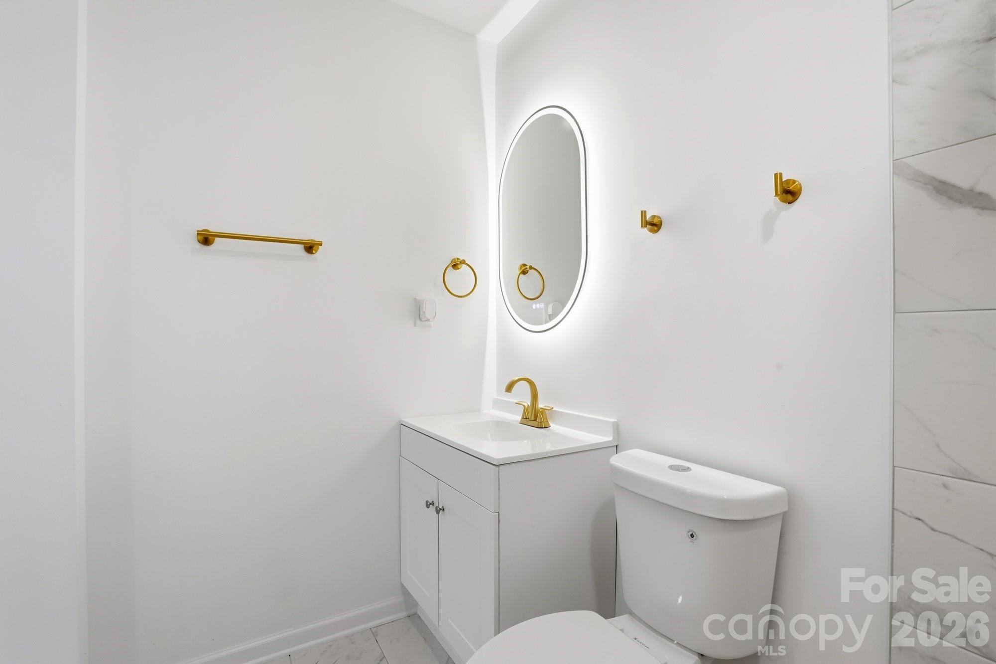 704 W Border Street Property Photo 32