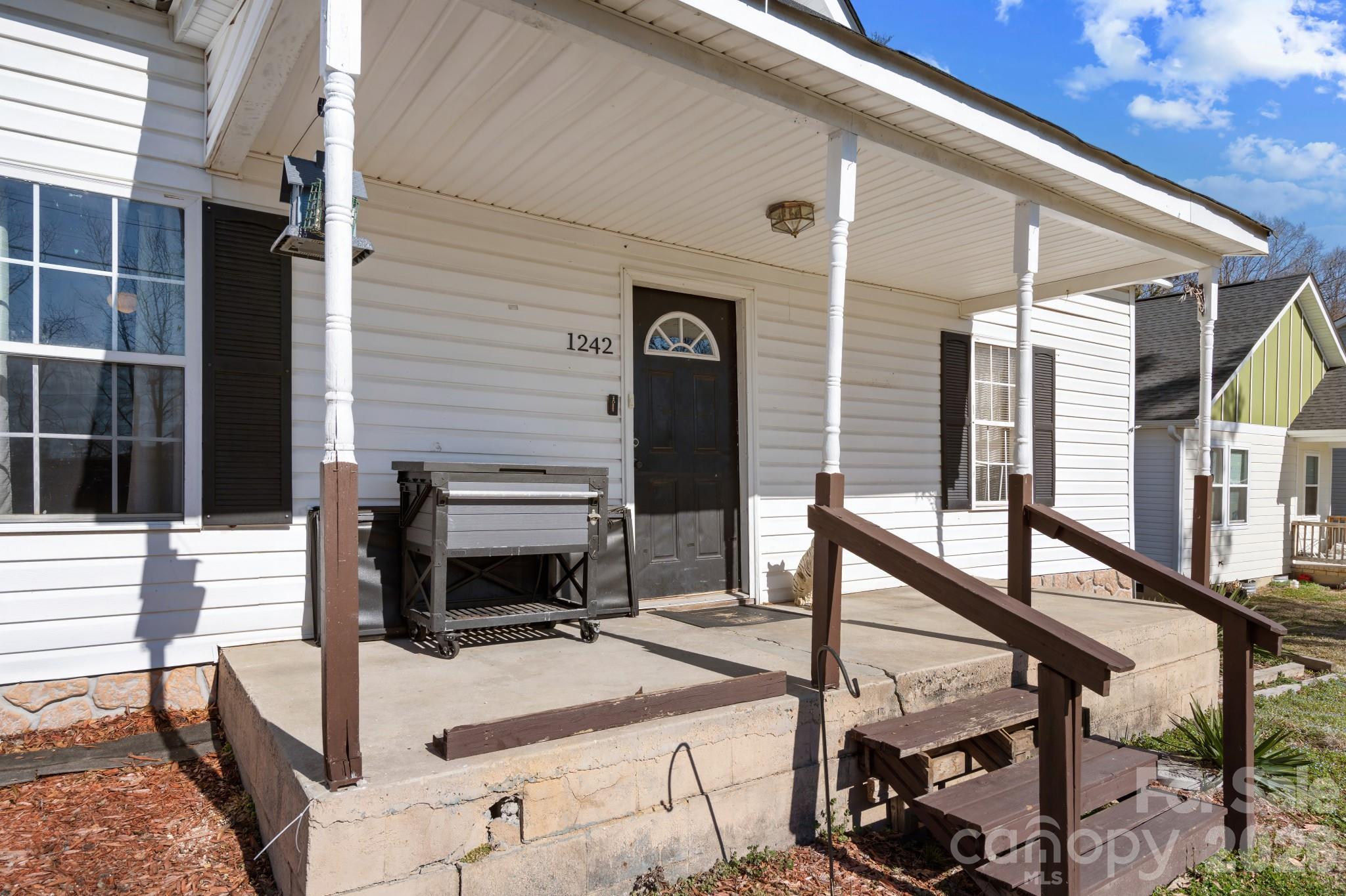 1242 W Airline Avenue Property Photo 1