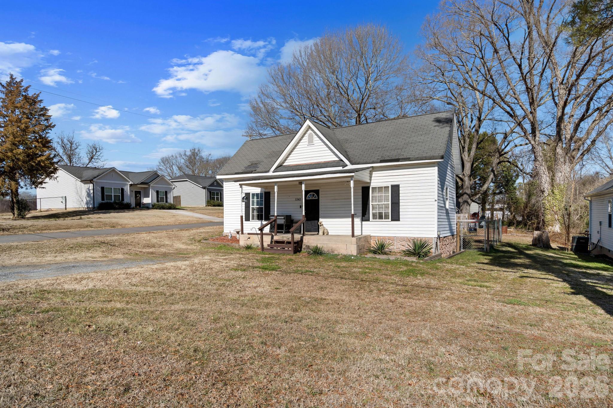 1242 W Airline Avenue Property Photo 2