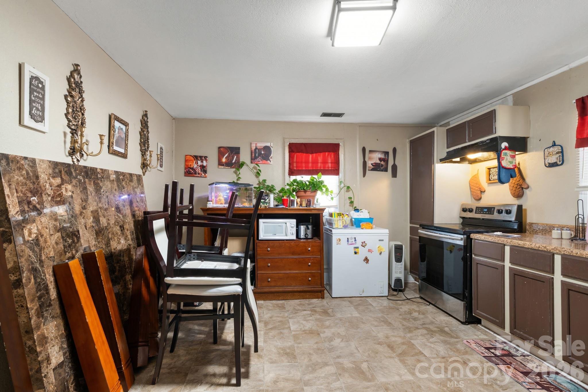 1242 W Airline Avenue Property Photo 7