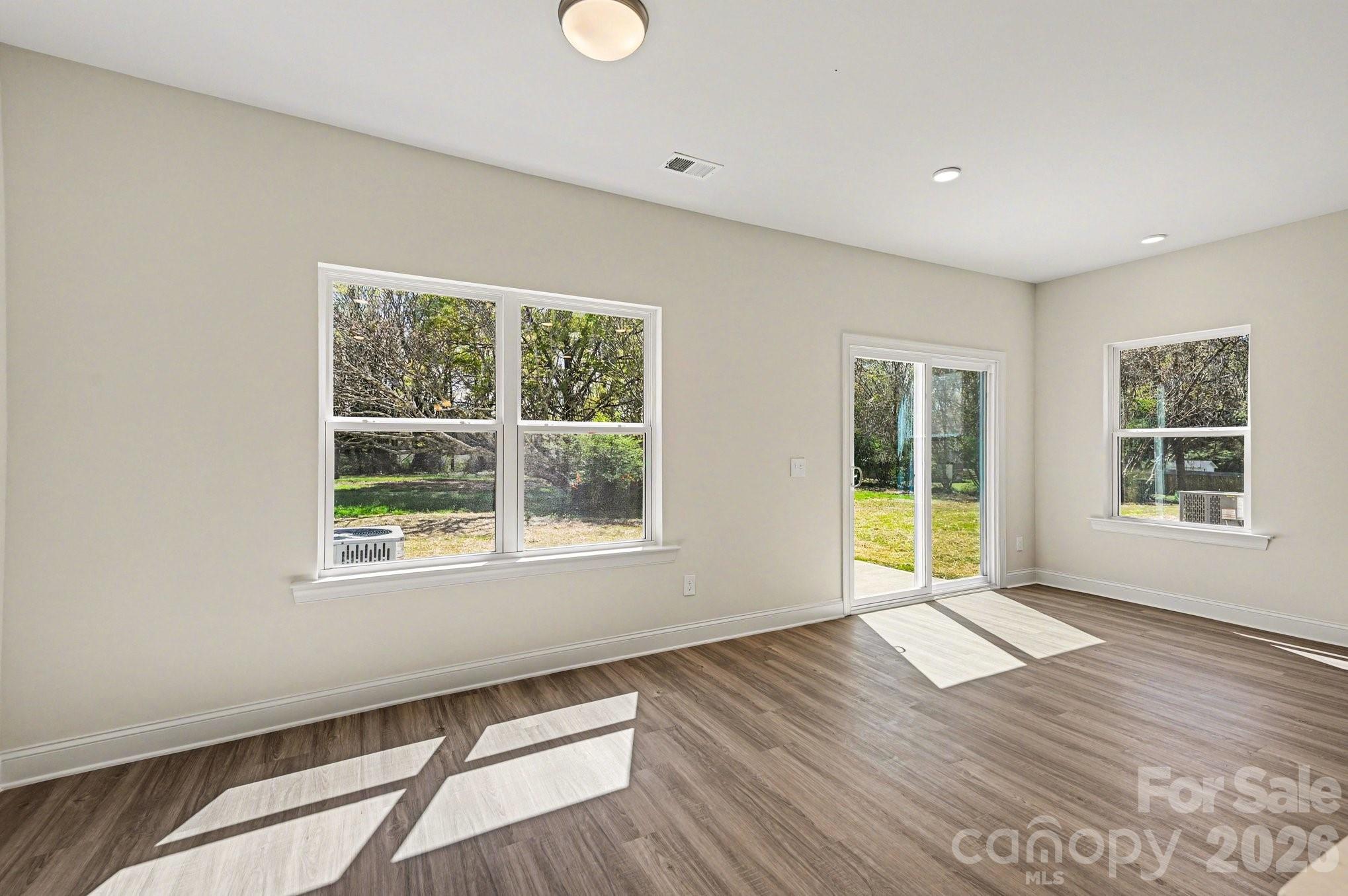 562 W Wilson Avenue Property Photo 11
