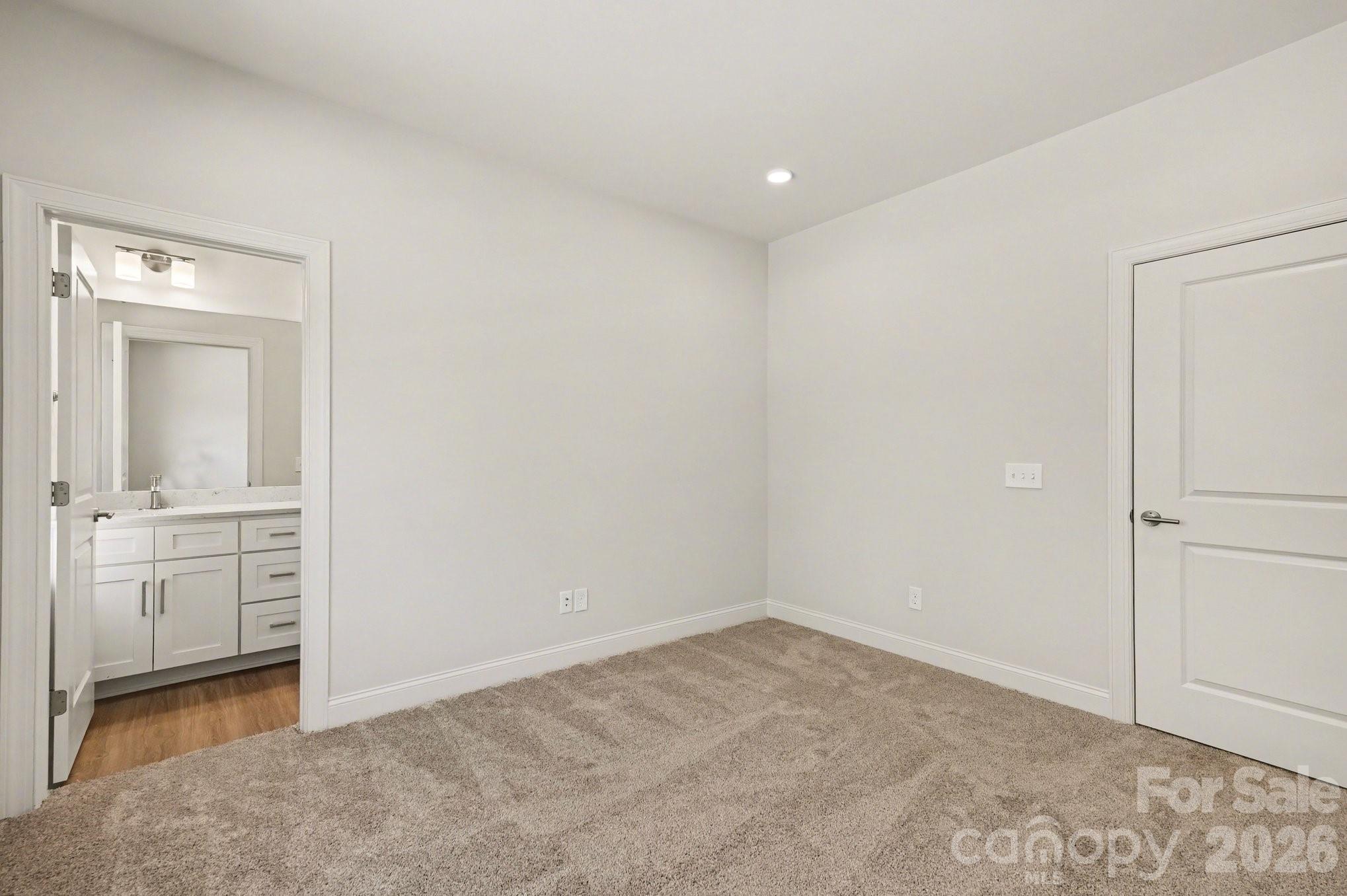 562 W Wilson Avenue Property Photo 13