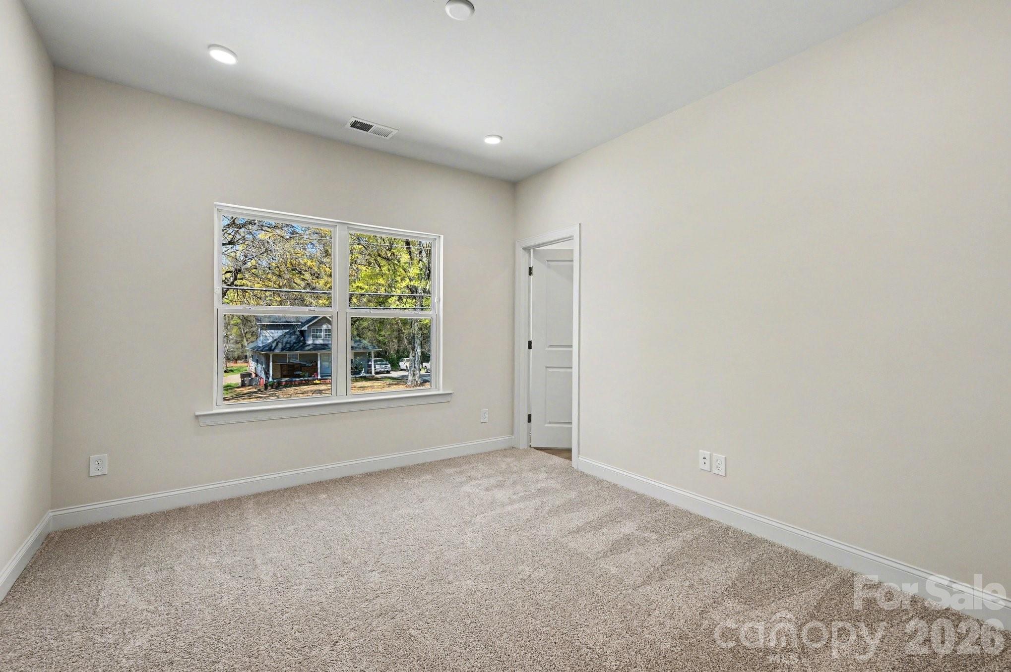 562 W Wilson Avenue Property Photo 14