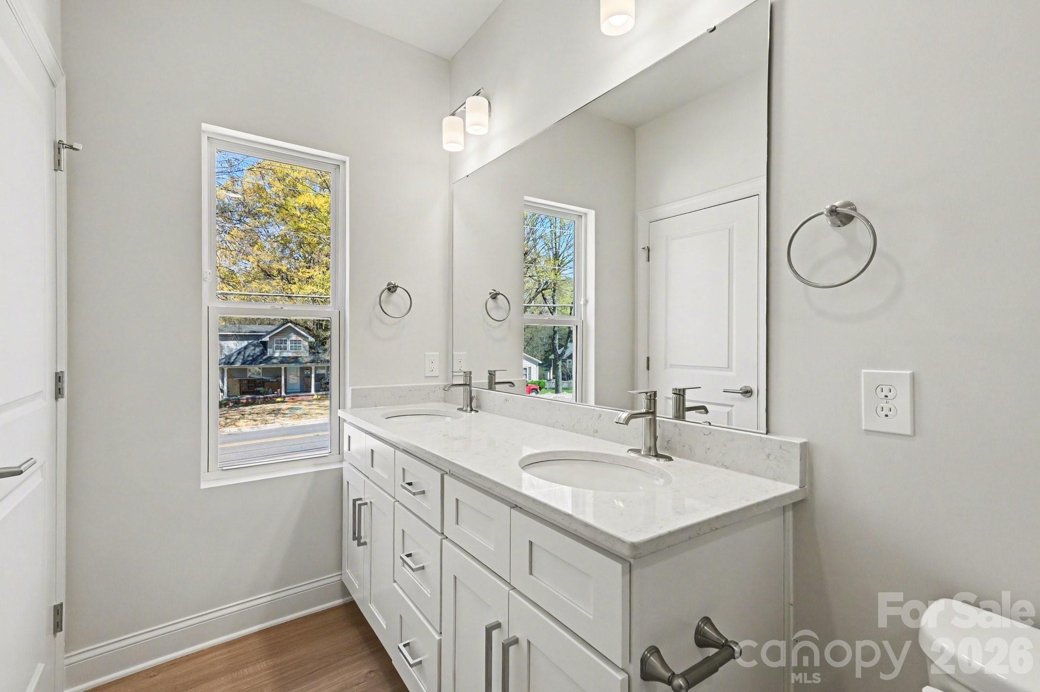562 W Wilson Avenue Property Photo 15