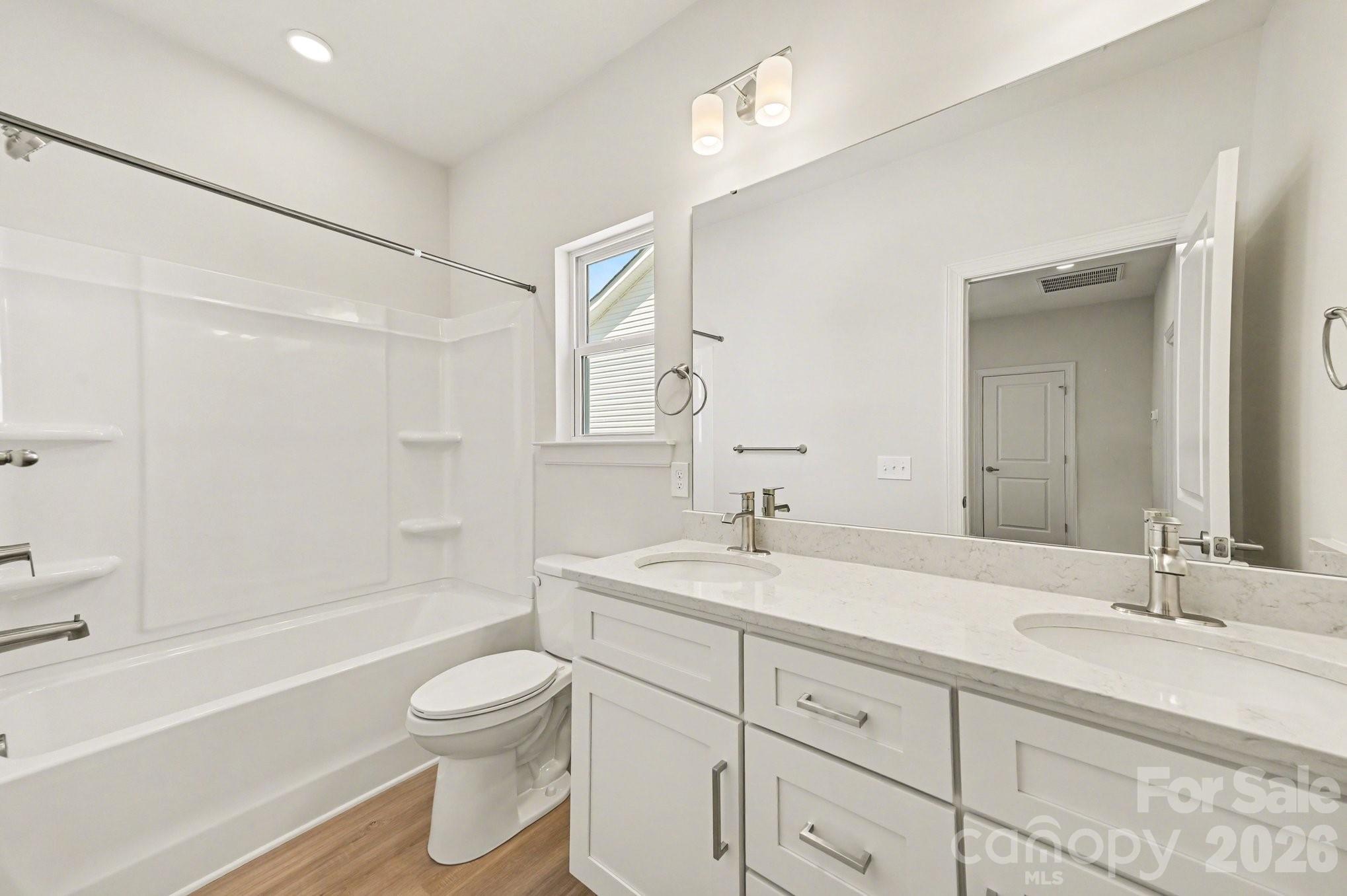 562 W Wilson Avenue Property Photo 17