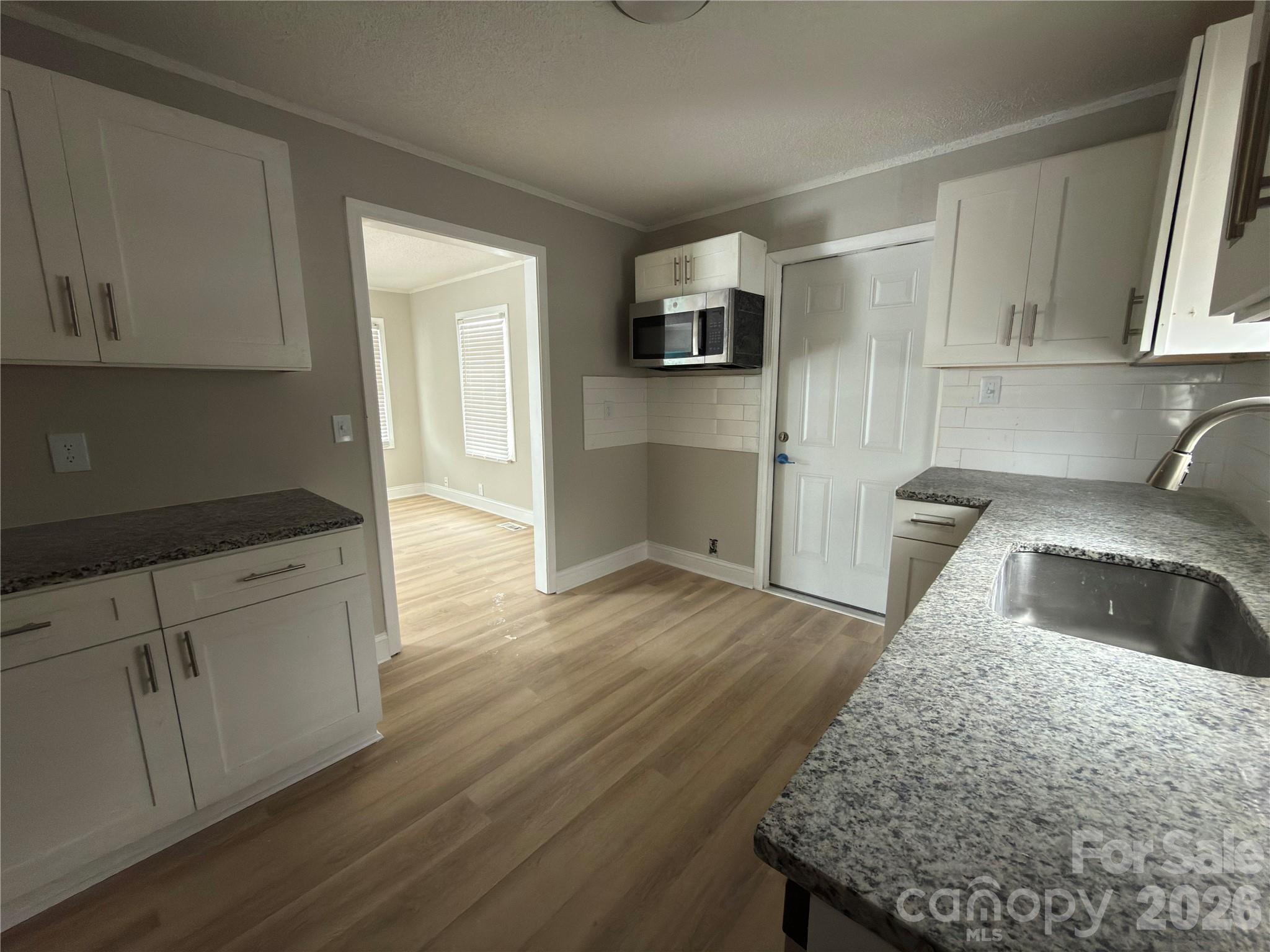2431 Carmine Street Property Photo 5