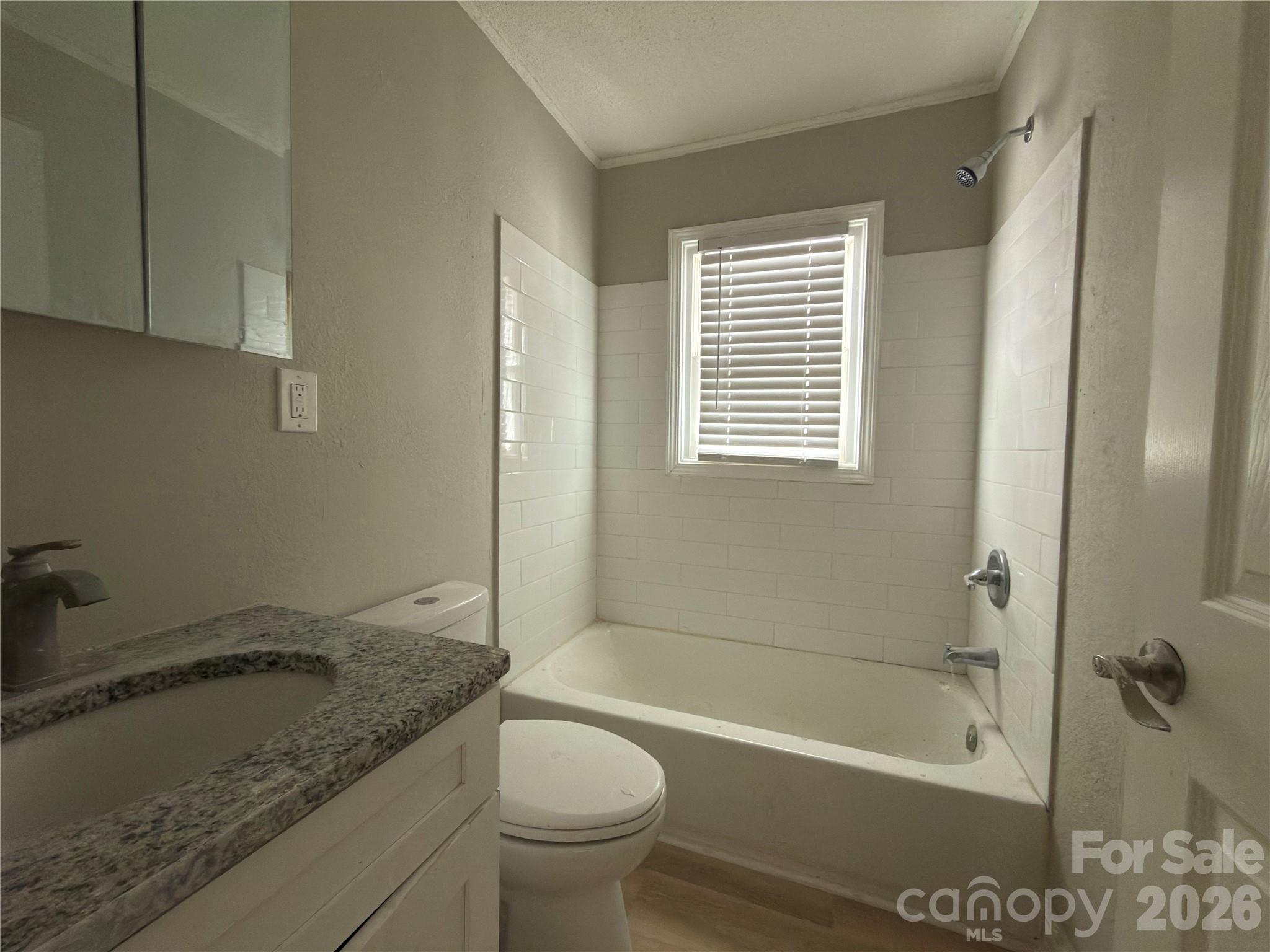 2431 Carmine Street Property Photo 6