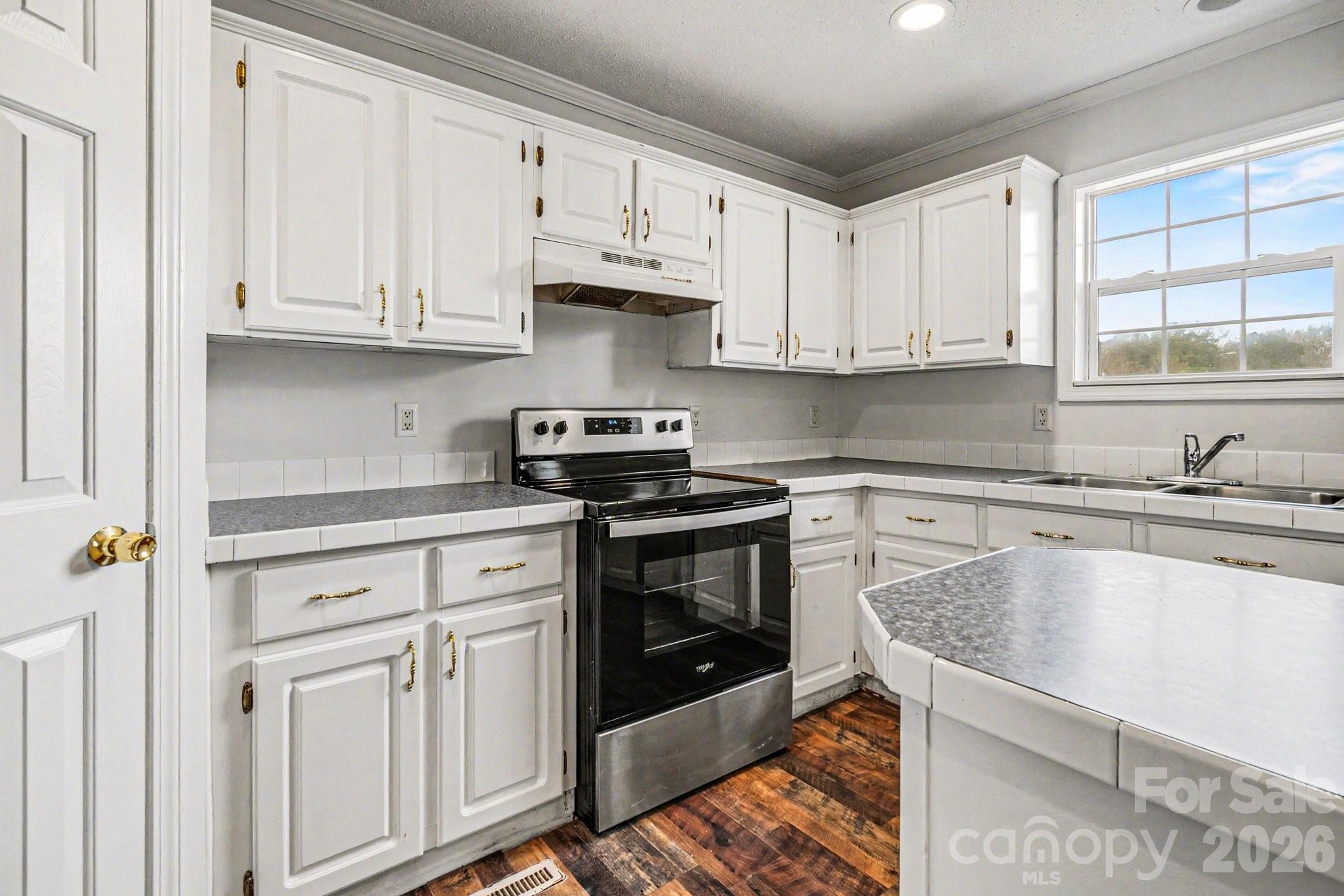 508 Bridgestone Lane Property Photo 11