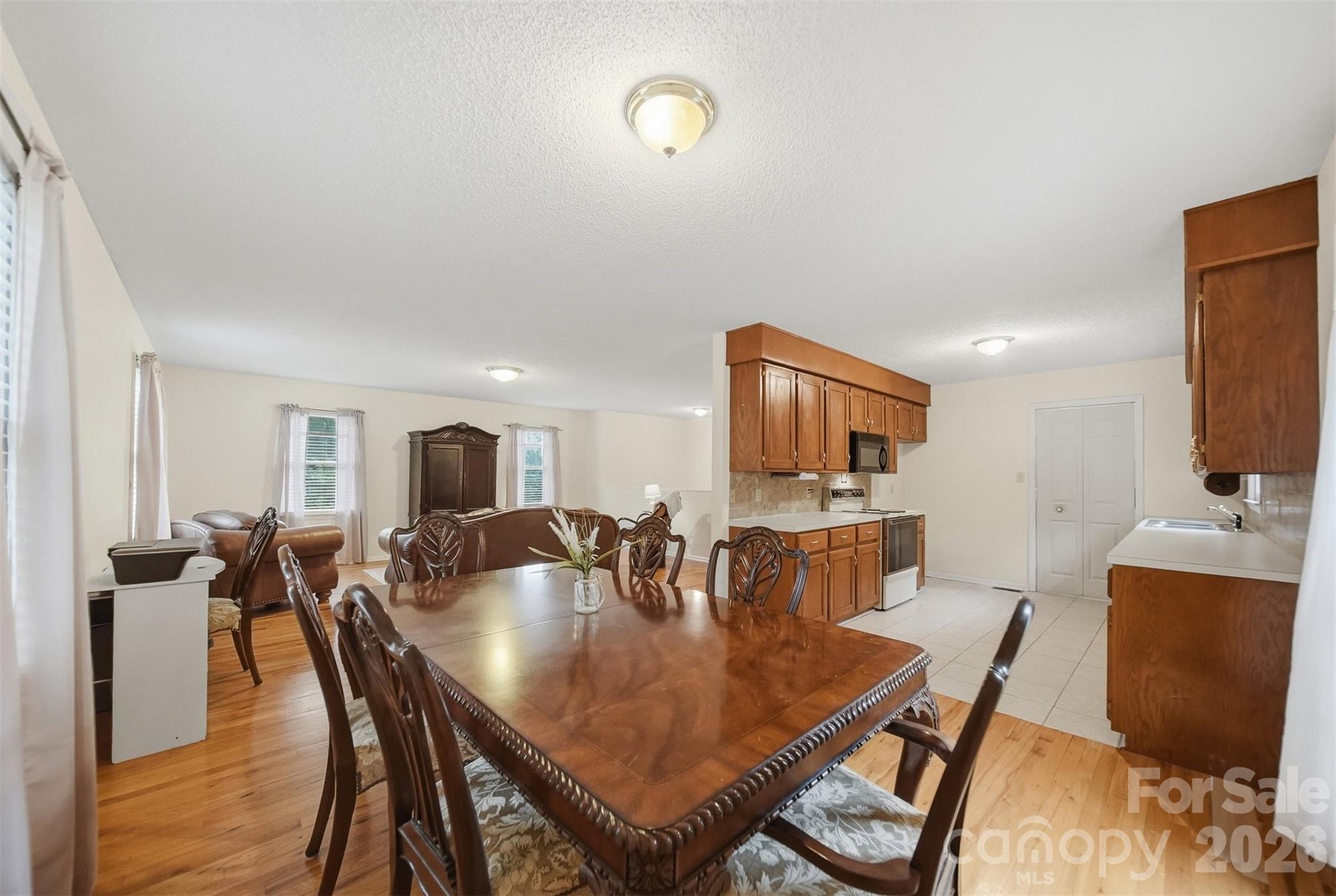 3882 Shadowood Drive Property Photo 9