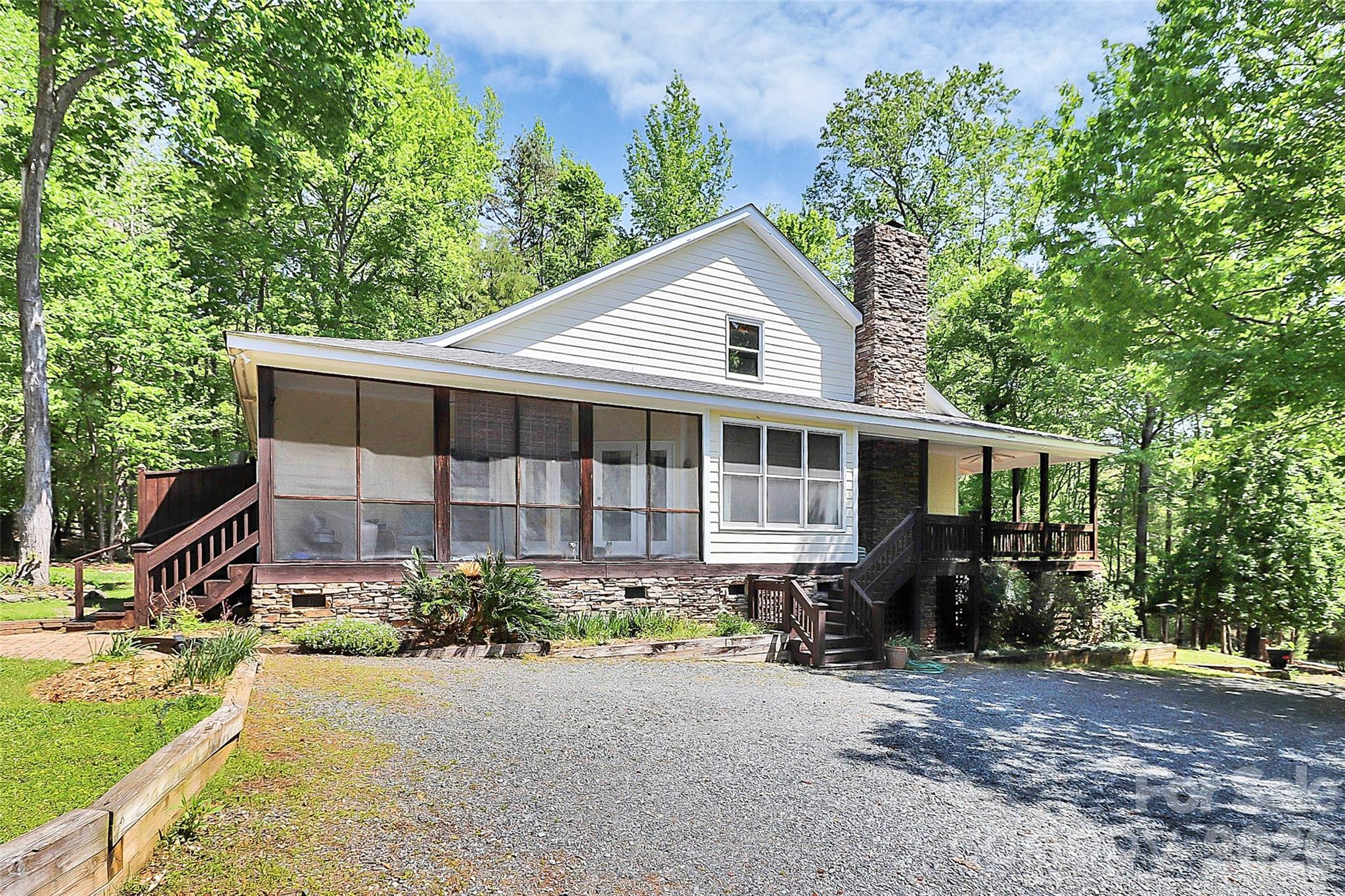 729 Lochaven Road Property Photo 2