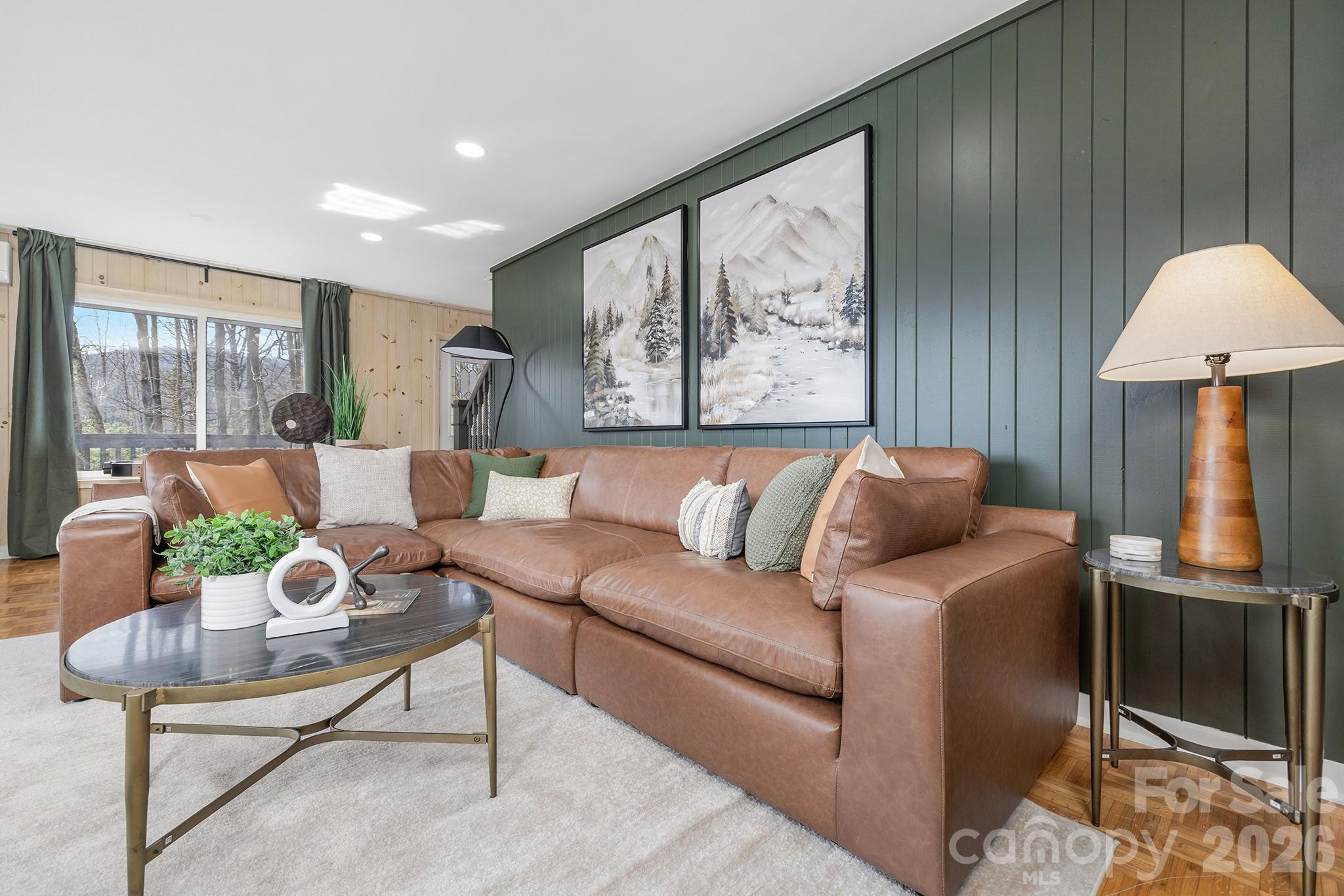 556/558 Thorncliff Drive Property Photo 4