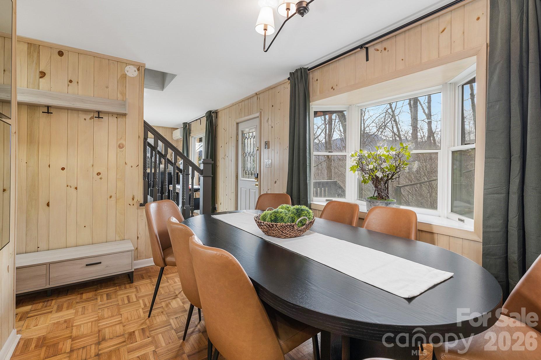556/558 Thorncliff Drive Property Photo 8