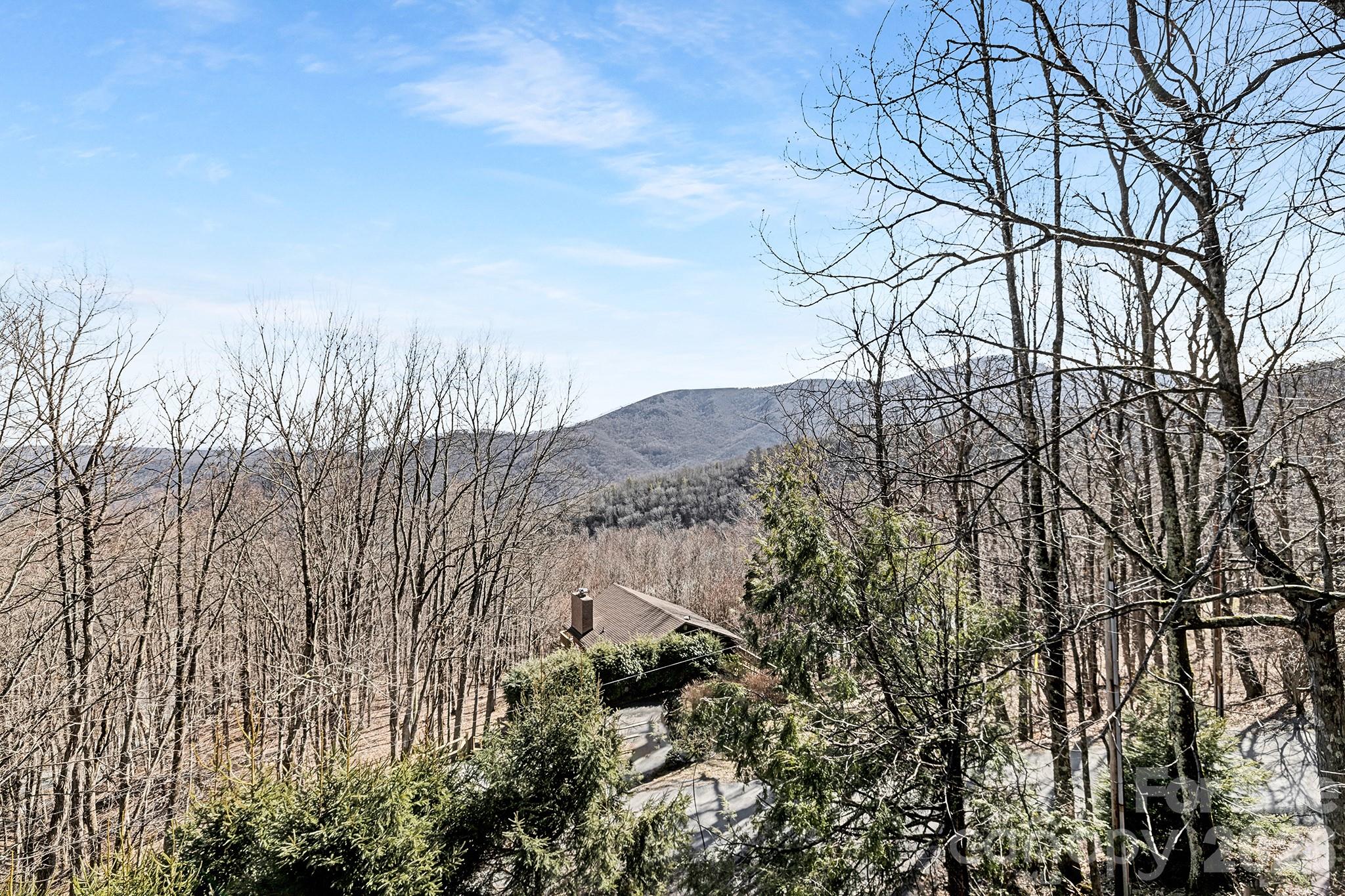 556/558 Thorncliff Drive Property Photo 13