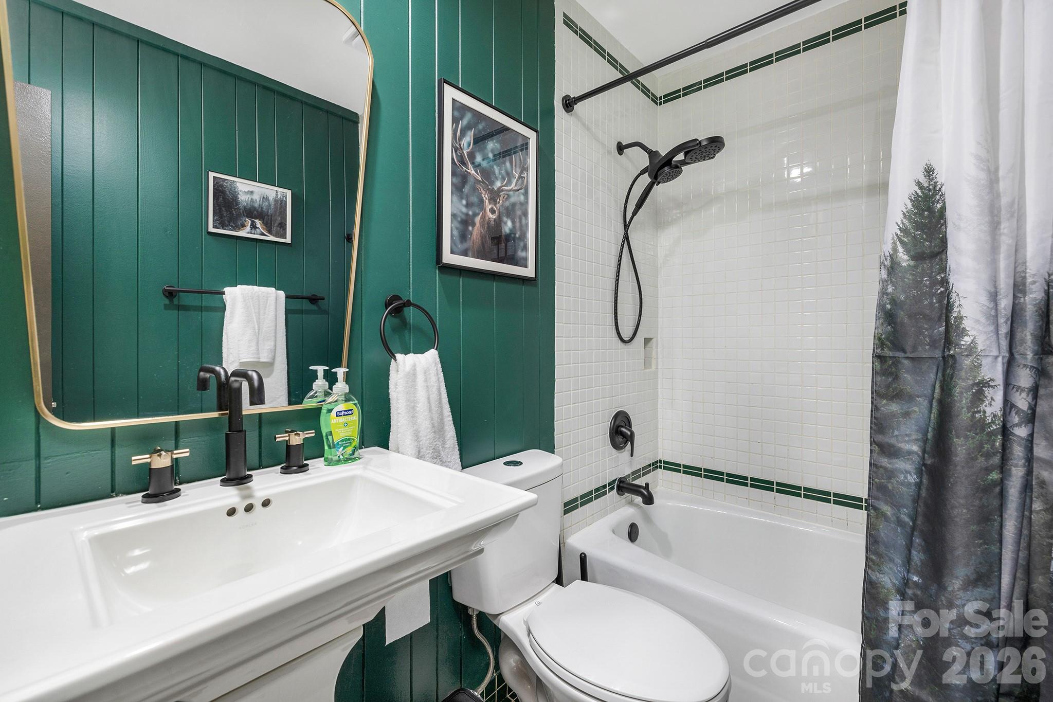 556/558 Thorncliff Drive Property Photo 14