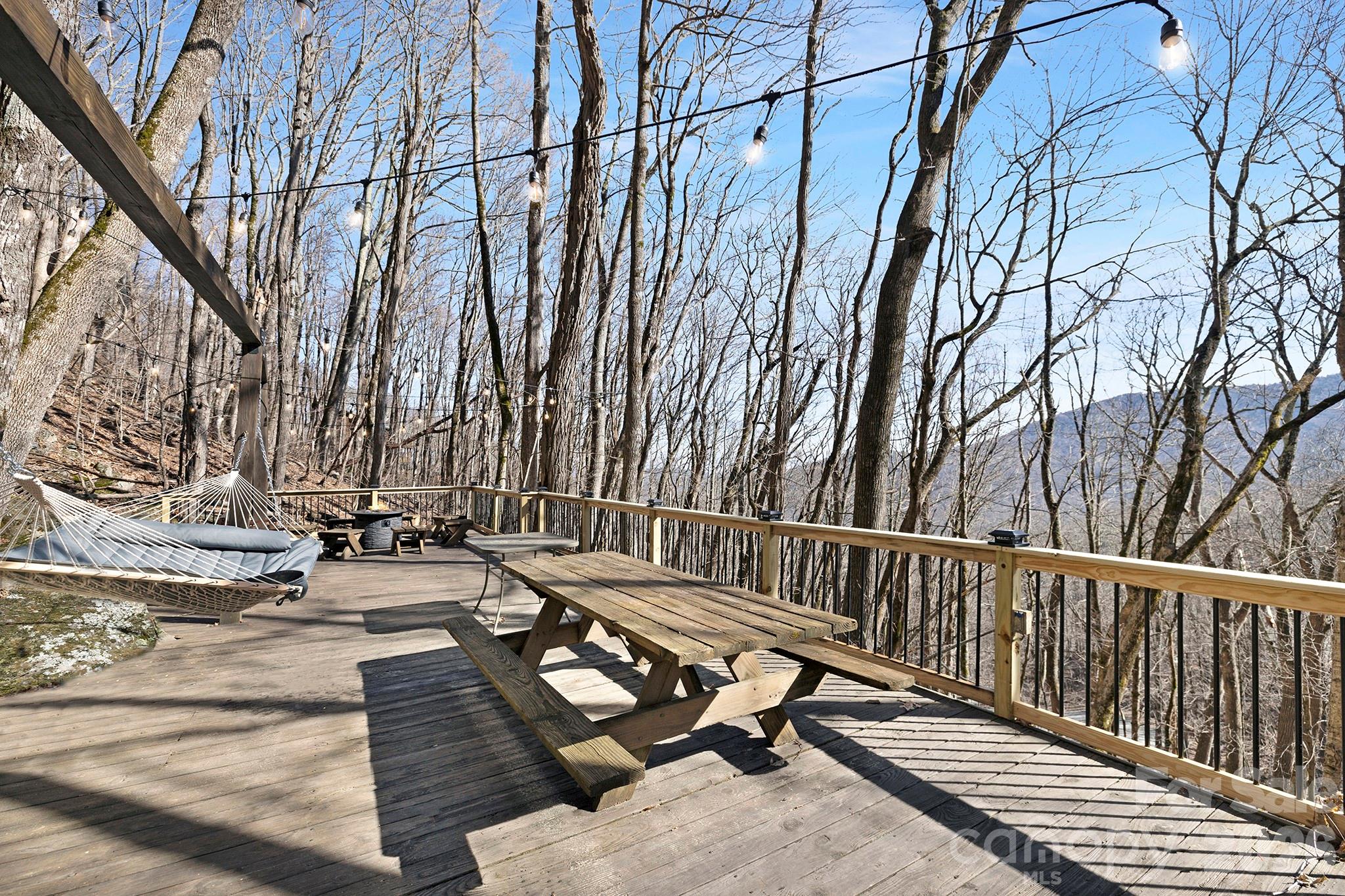 556/558 Thorncliff Drive Property Photo 48