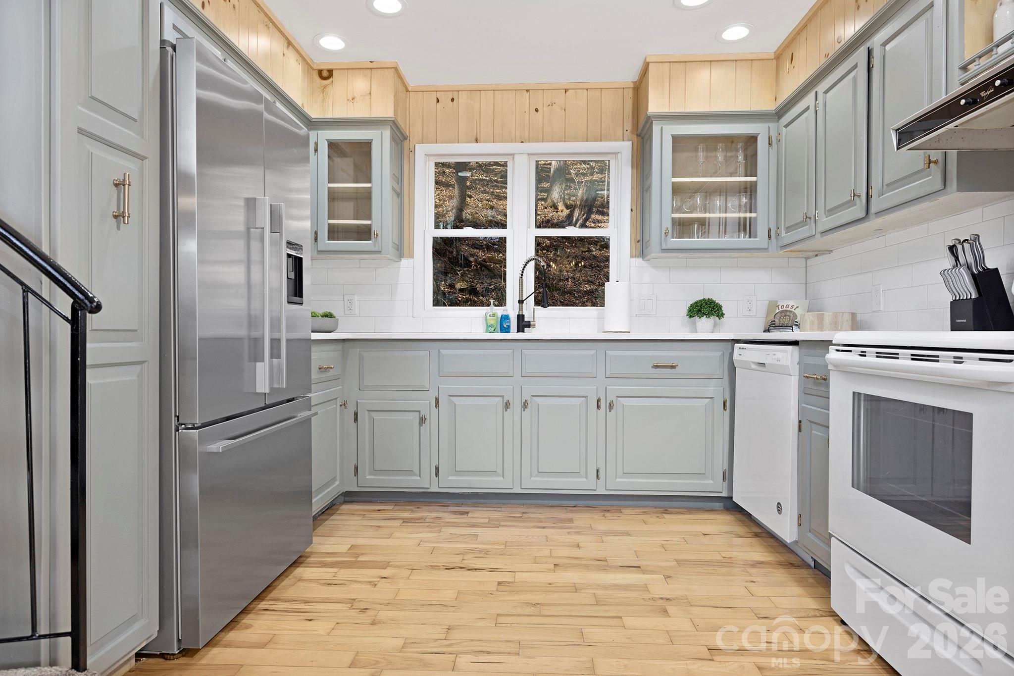 556/558 Thorncliff Drive Property Photo 42