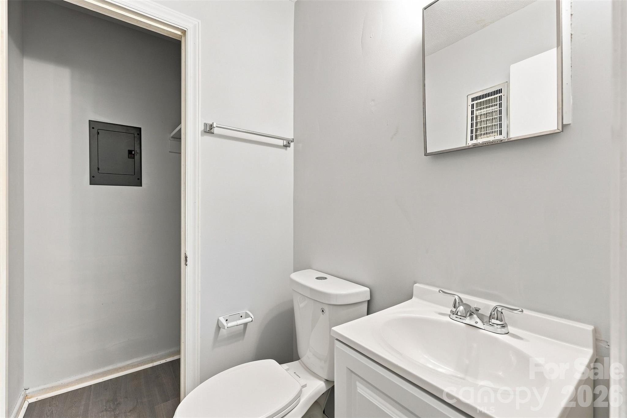 728 Center Road Property Photo 13