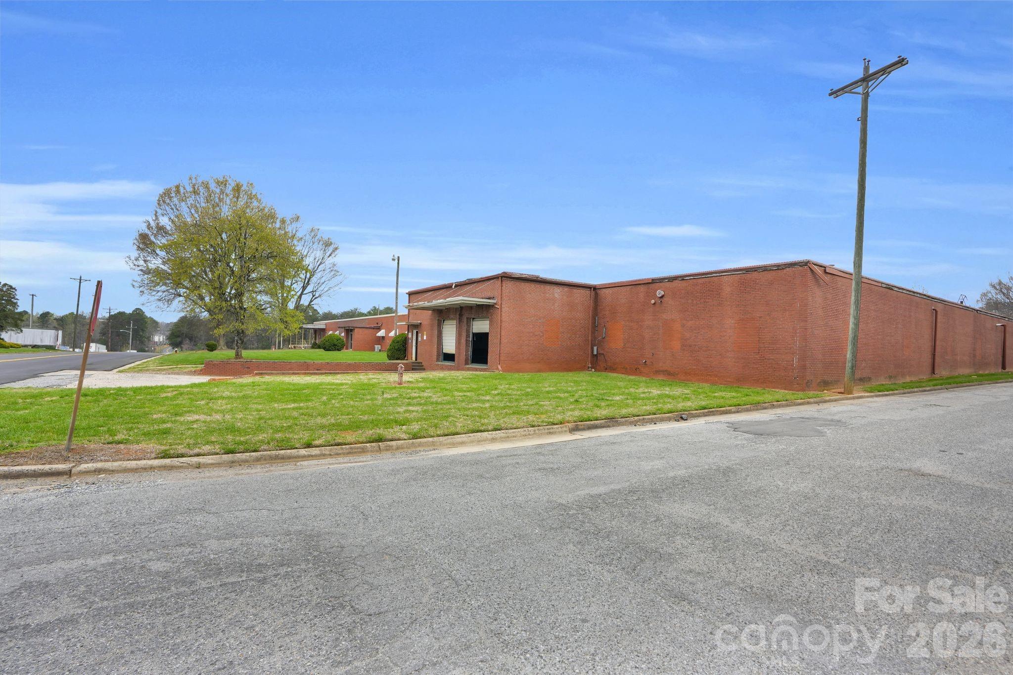 900 W Academy Street Property Photo 4