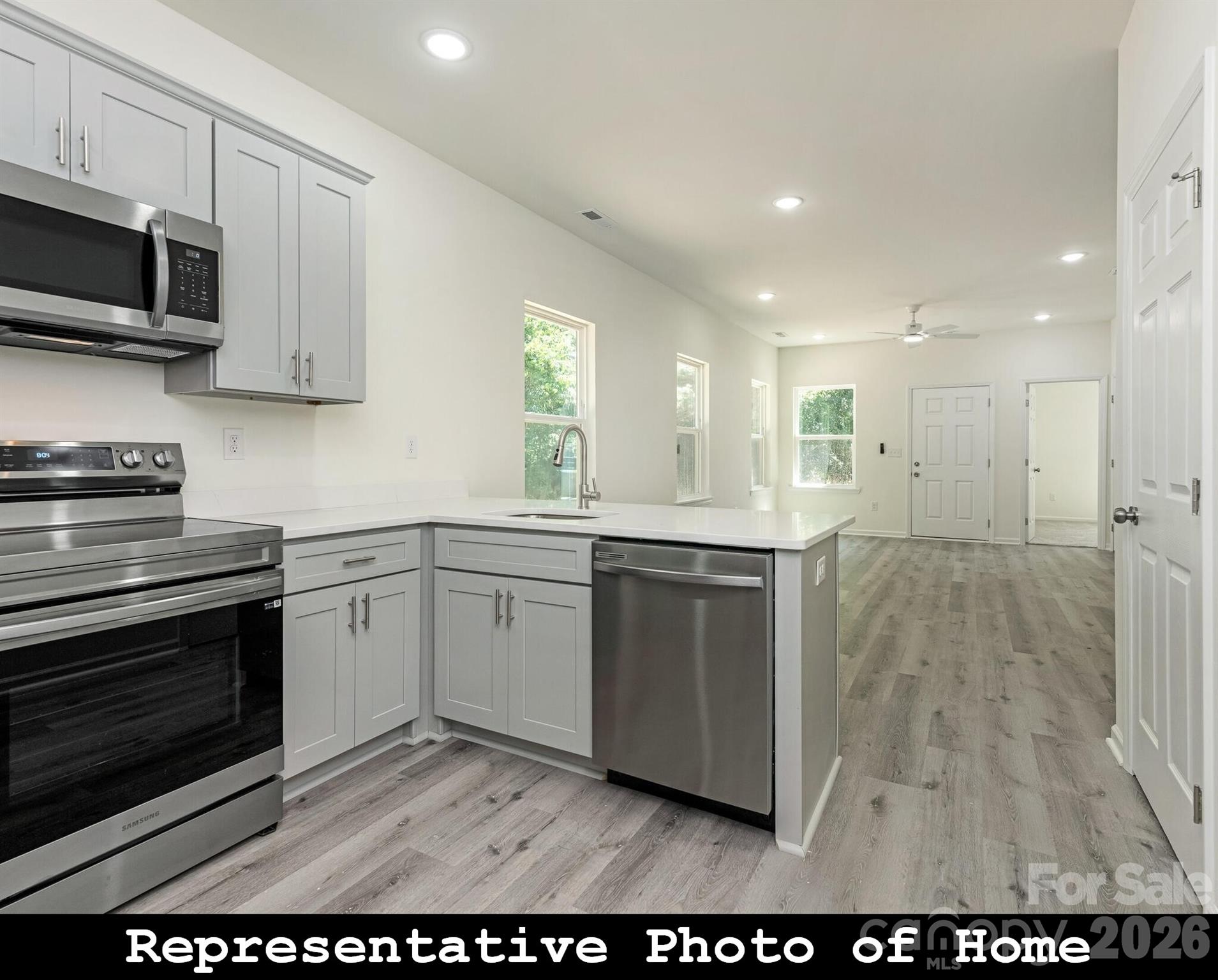 962 S Hoskins Road Property Photo 8
