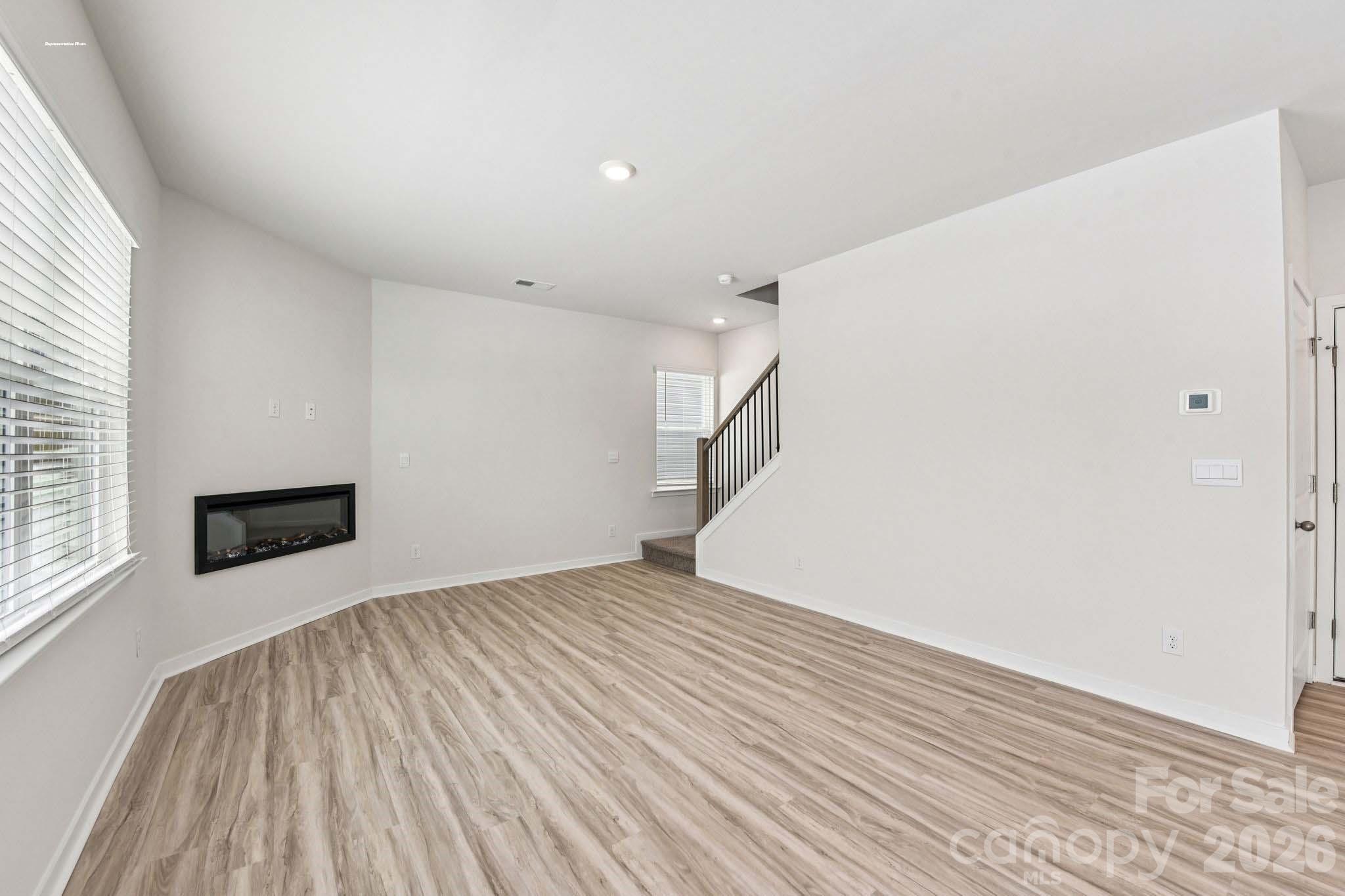 618 Dazzle Loop Property Photo 4