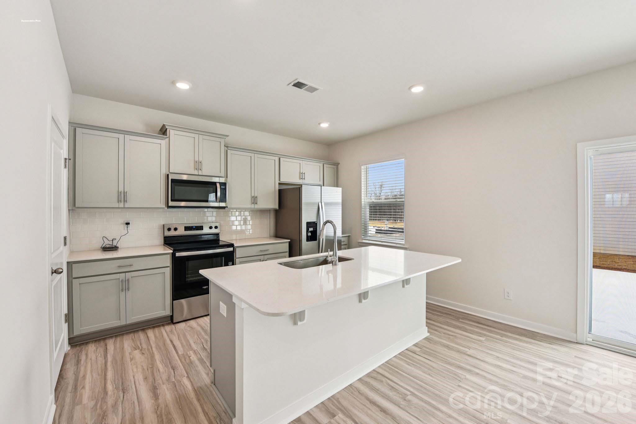 618 Dazzle Loop Property Photo 6