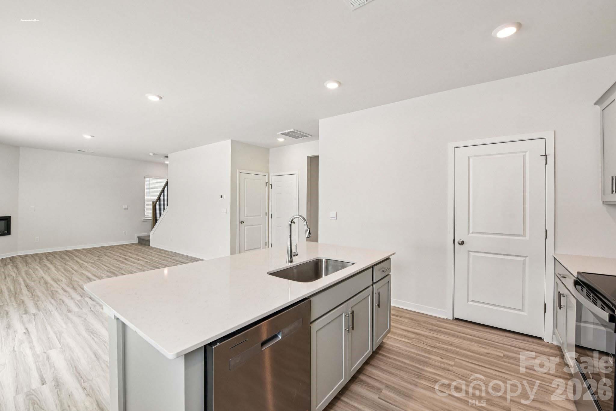 618 Dazzle Loop Property Photo 8