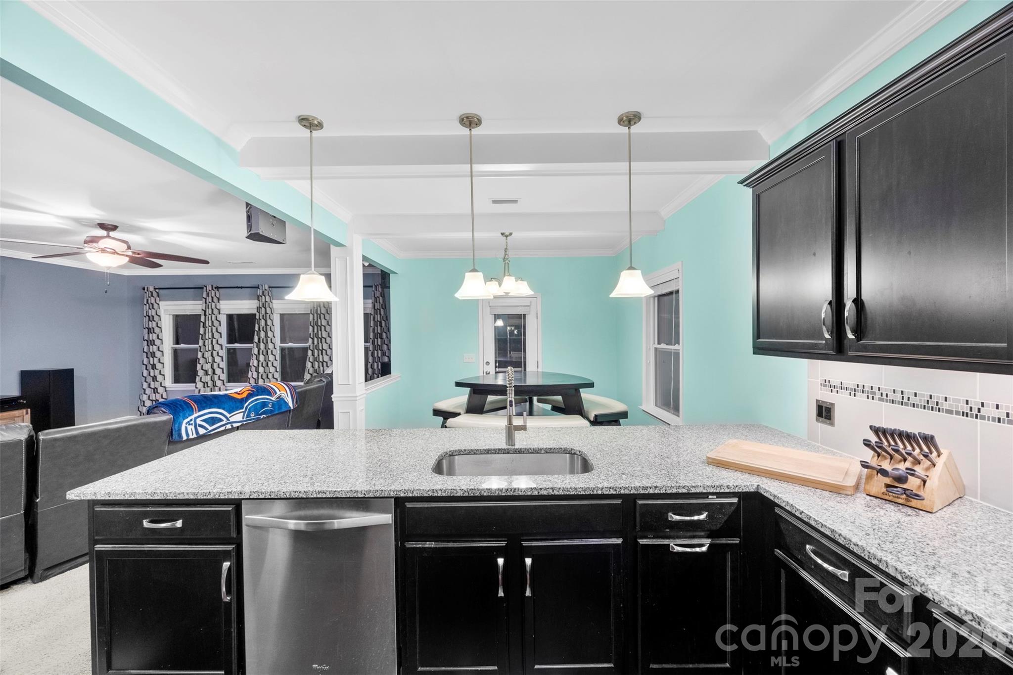 2342 Bloomfield Drive Property Photo 2