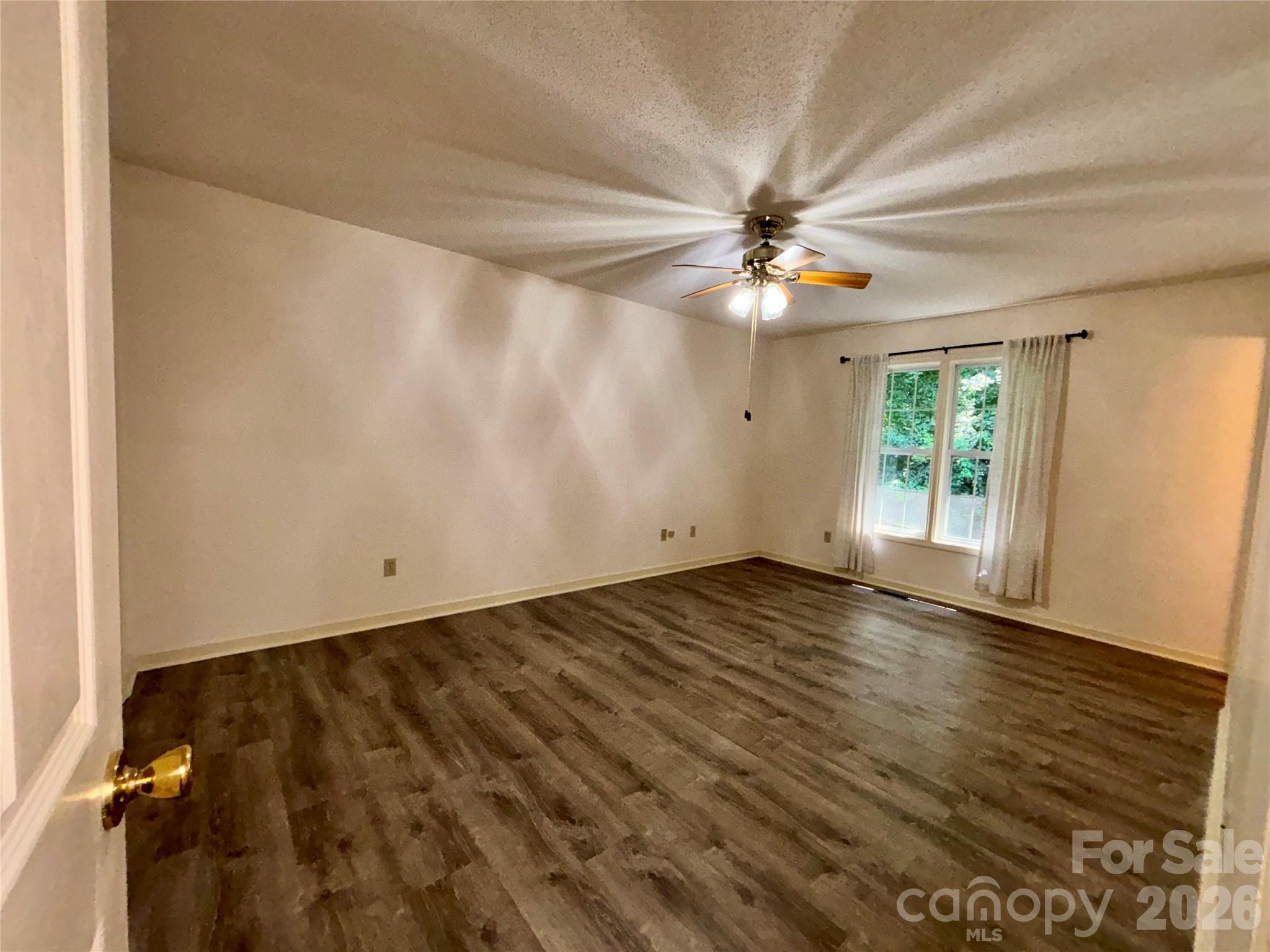 160 Whispering Pines Drive Property Photo 16