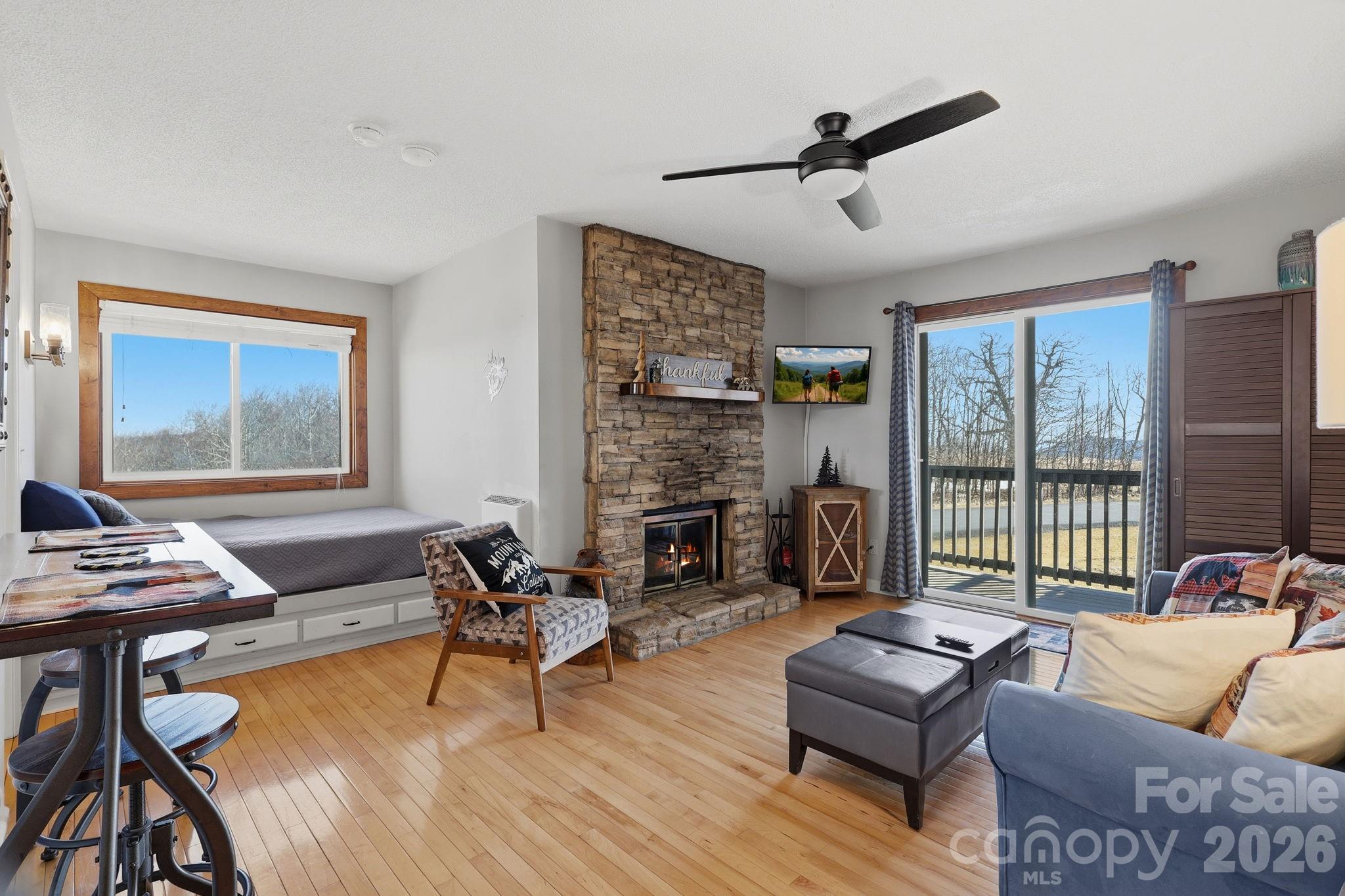 301 Pinnacle Inn Road 4208 Property Photo 1