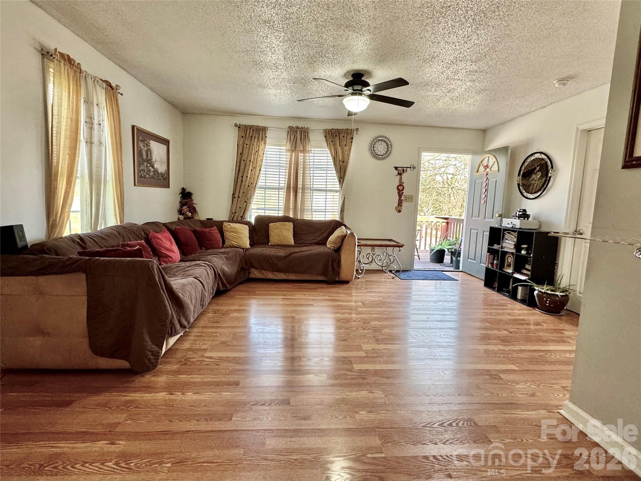 1019 W 7th Avenue Property Photo 3