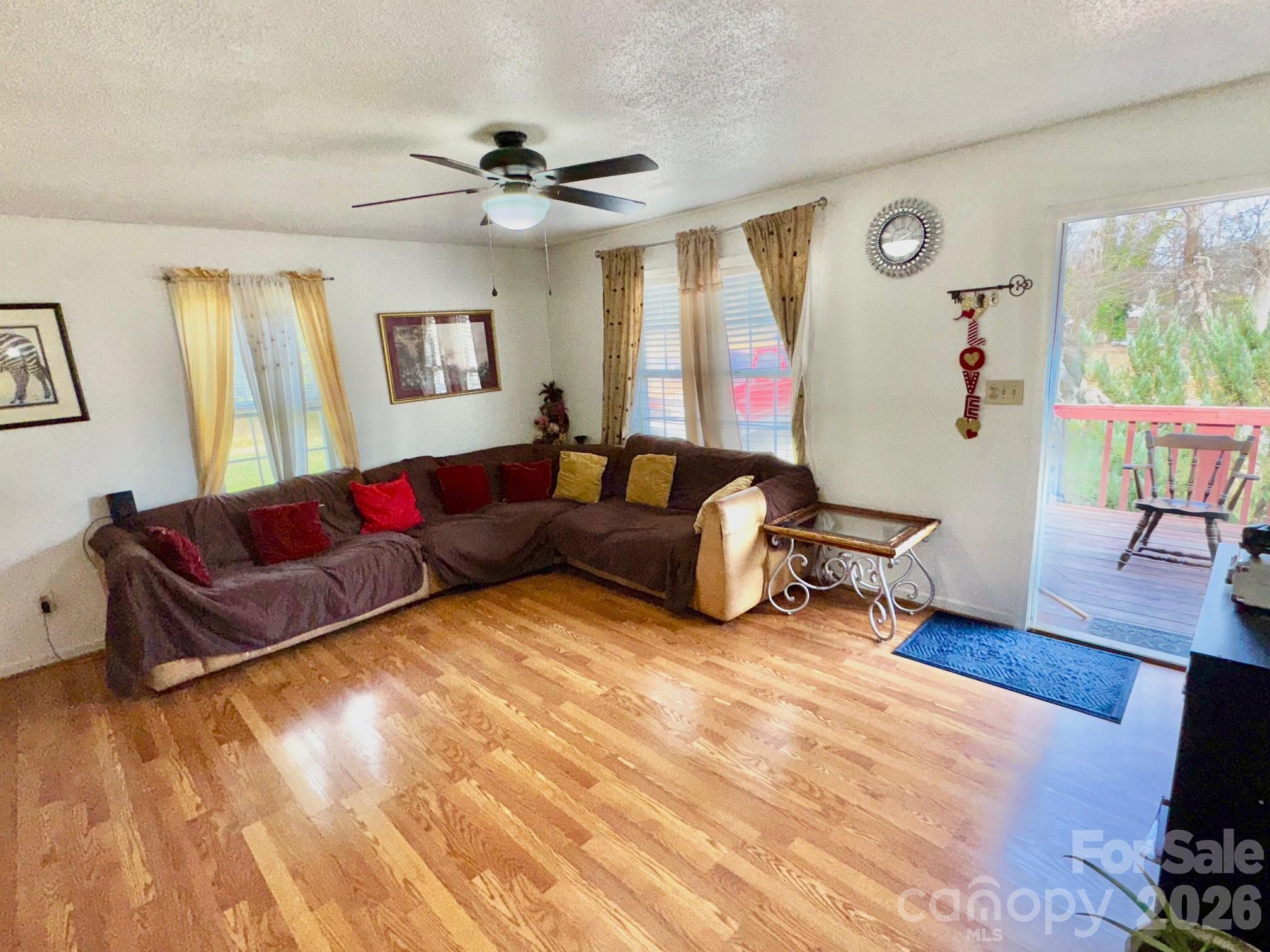 1019 W 7th Avenue Property Photo 5
