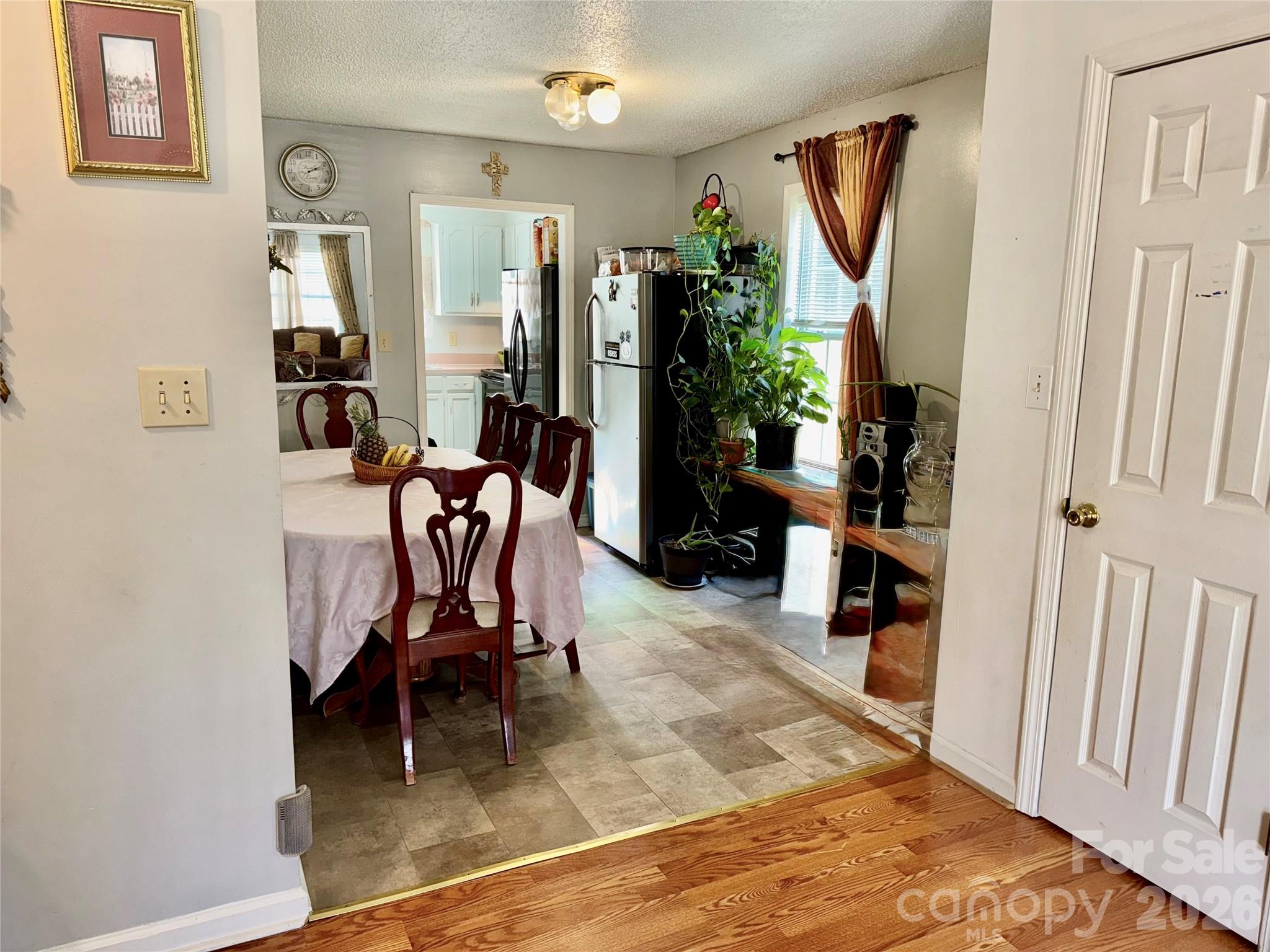 1019 W 7th Avenue Property Photo 7