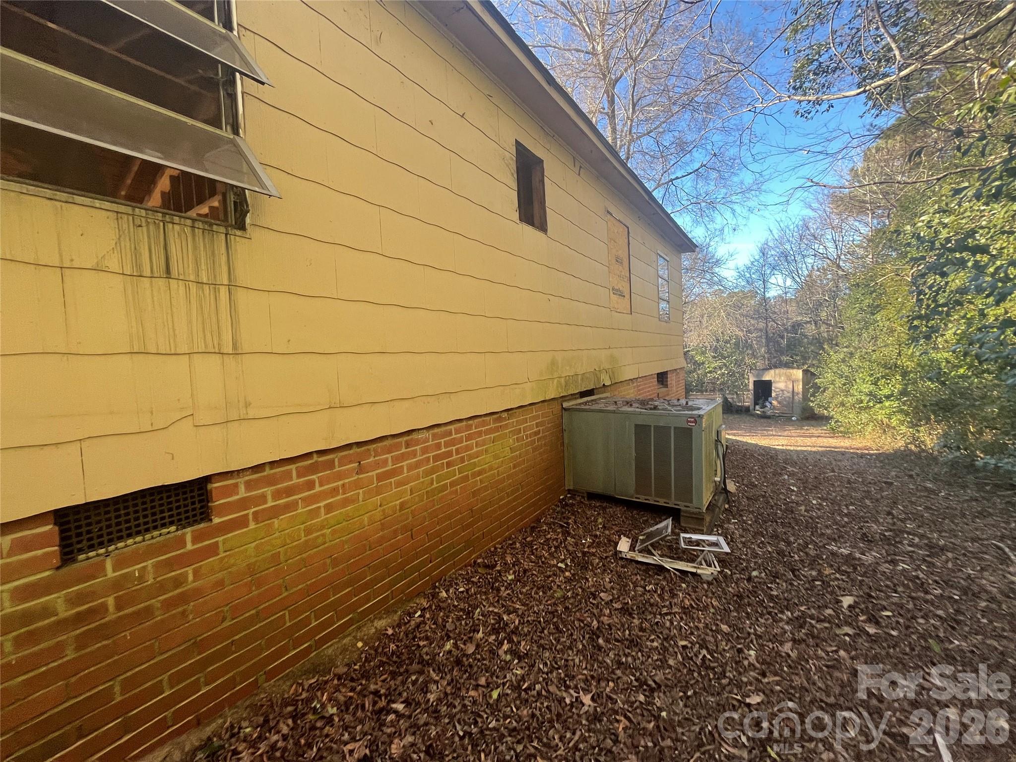527 Moore Street Property Photo 2