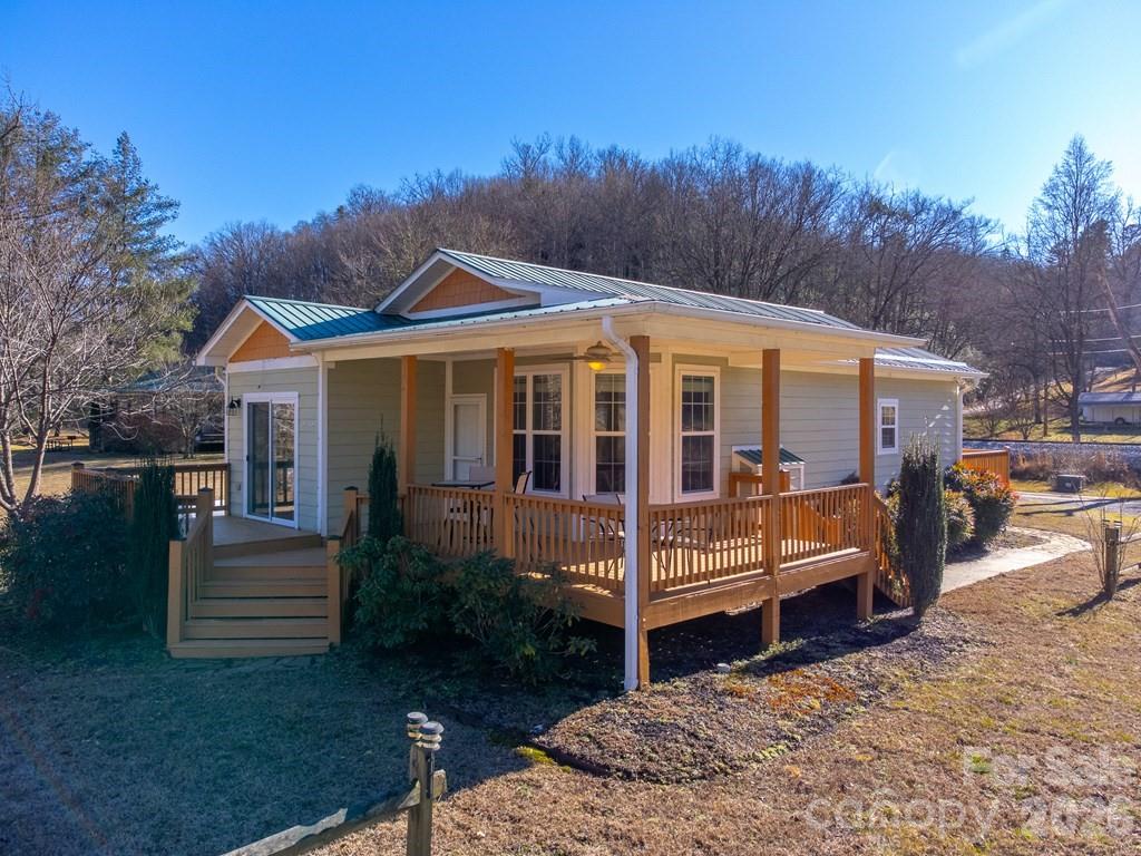 990 Hornet Drive Property Photo 2