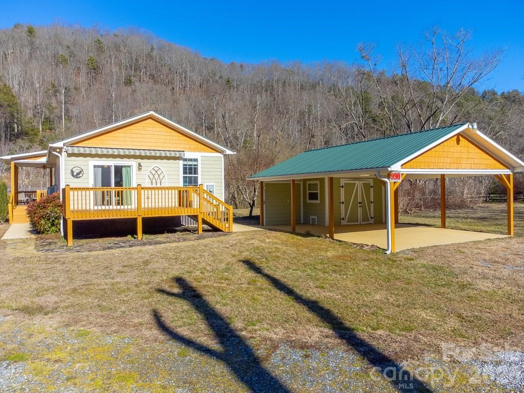 990 Hornet Drive Property Photo 3