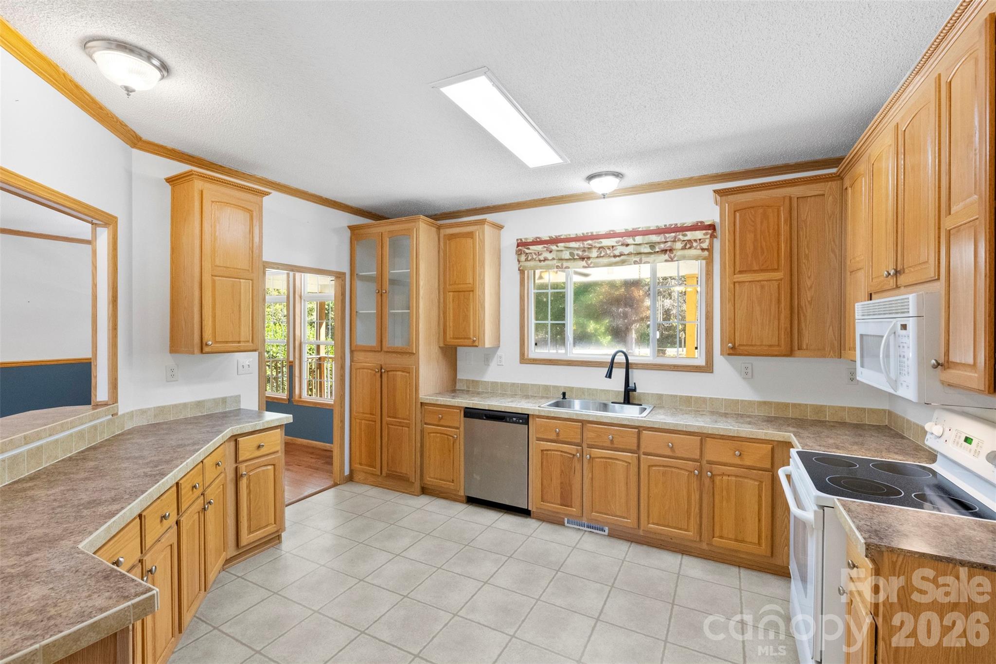 2411 Mission Road Property Photo 5