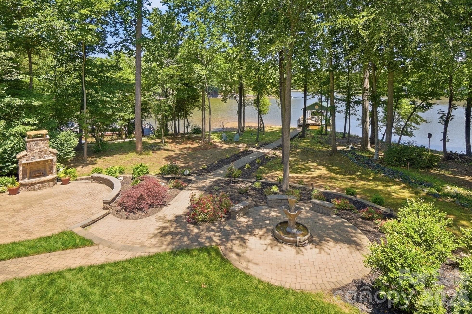 932 Thorn Ridge Lane Property Photo 3