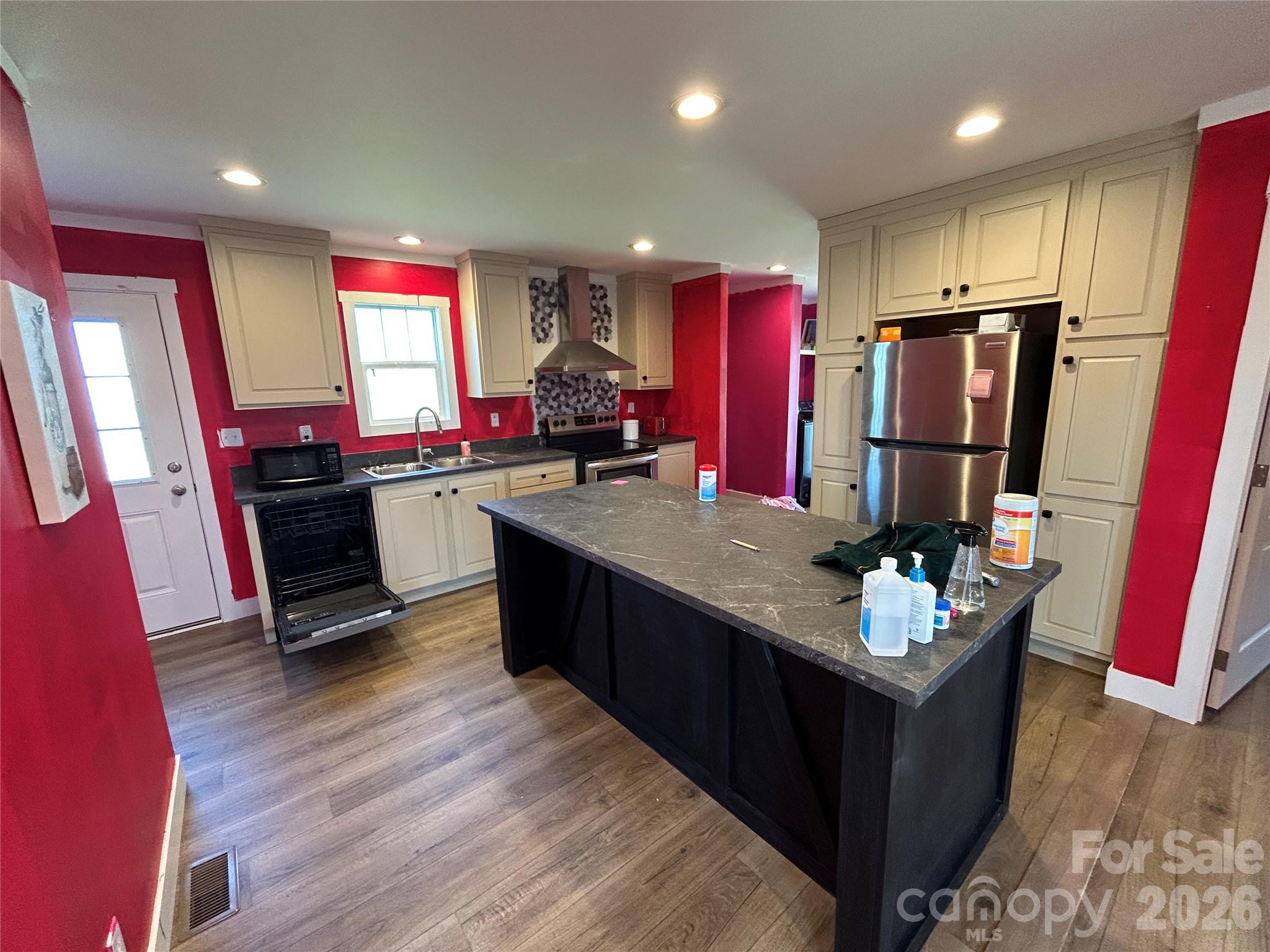 100 Amber Court Property Photo 5