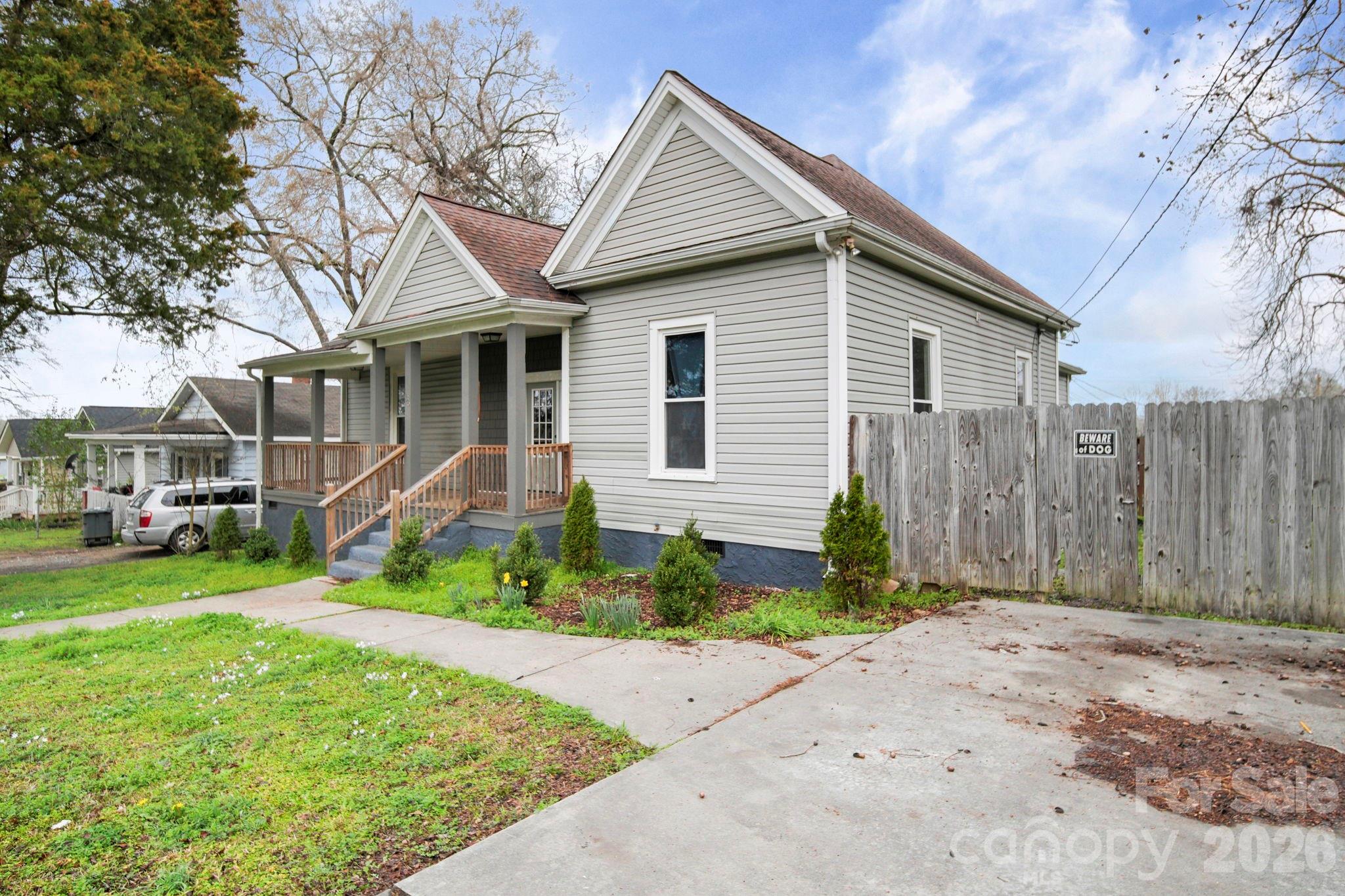 136 E Lacy Street Property Photo 3