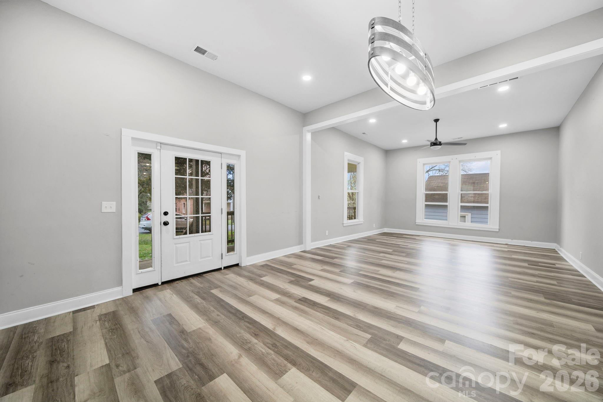 136 E Lacy Street Property Photo 6