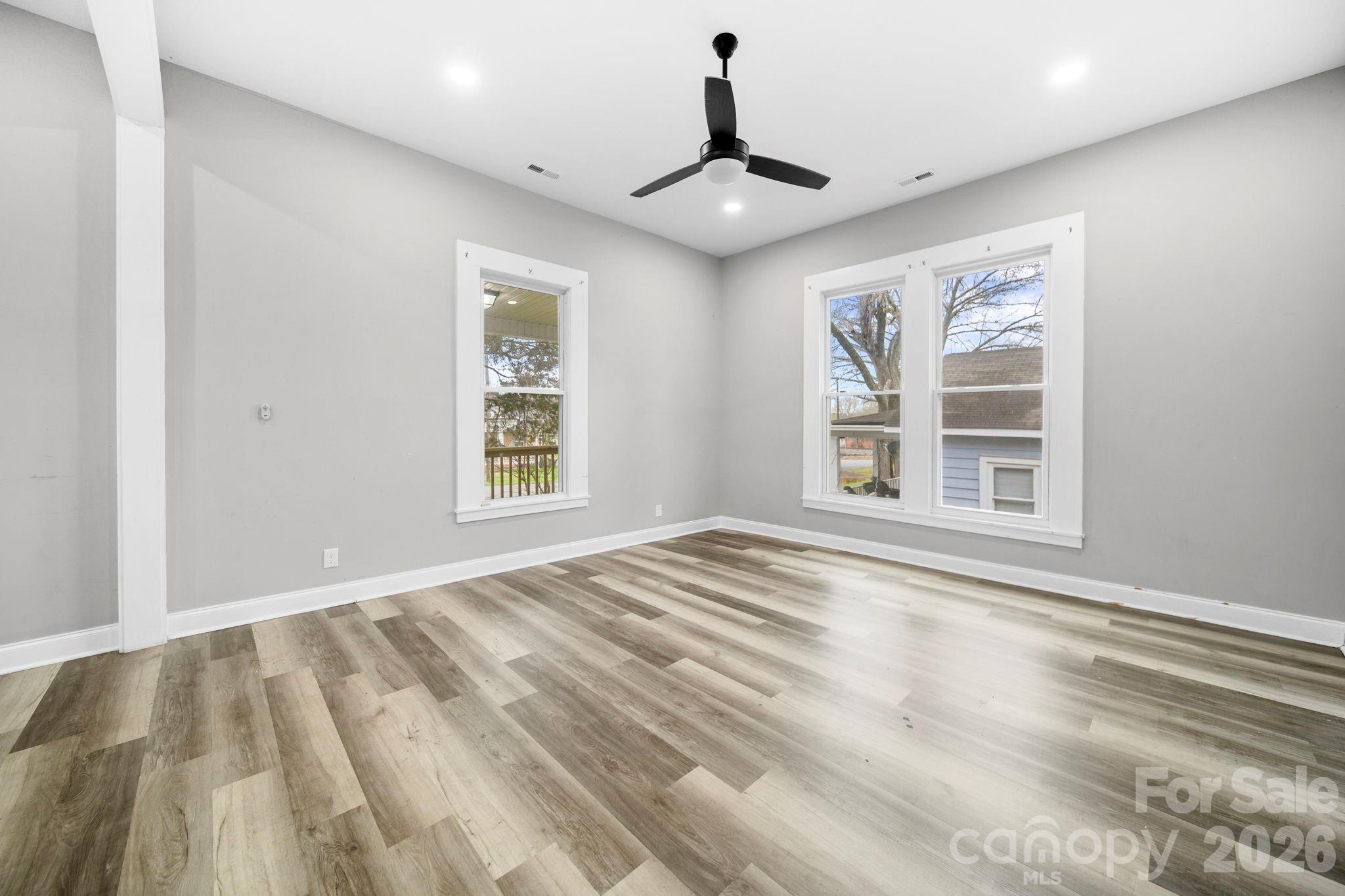 136 E Lacy Street Property Photo 8